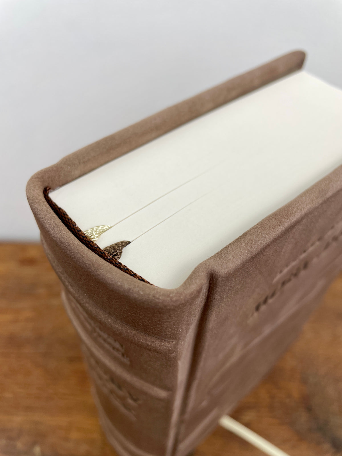 Sicht von oben auf das Buch Moby-Dick mir zwei Lesebändchen und braunem Nubuk Ledereinband.