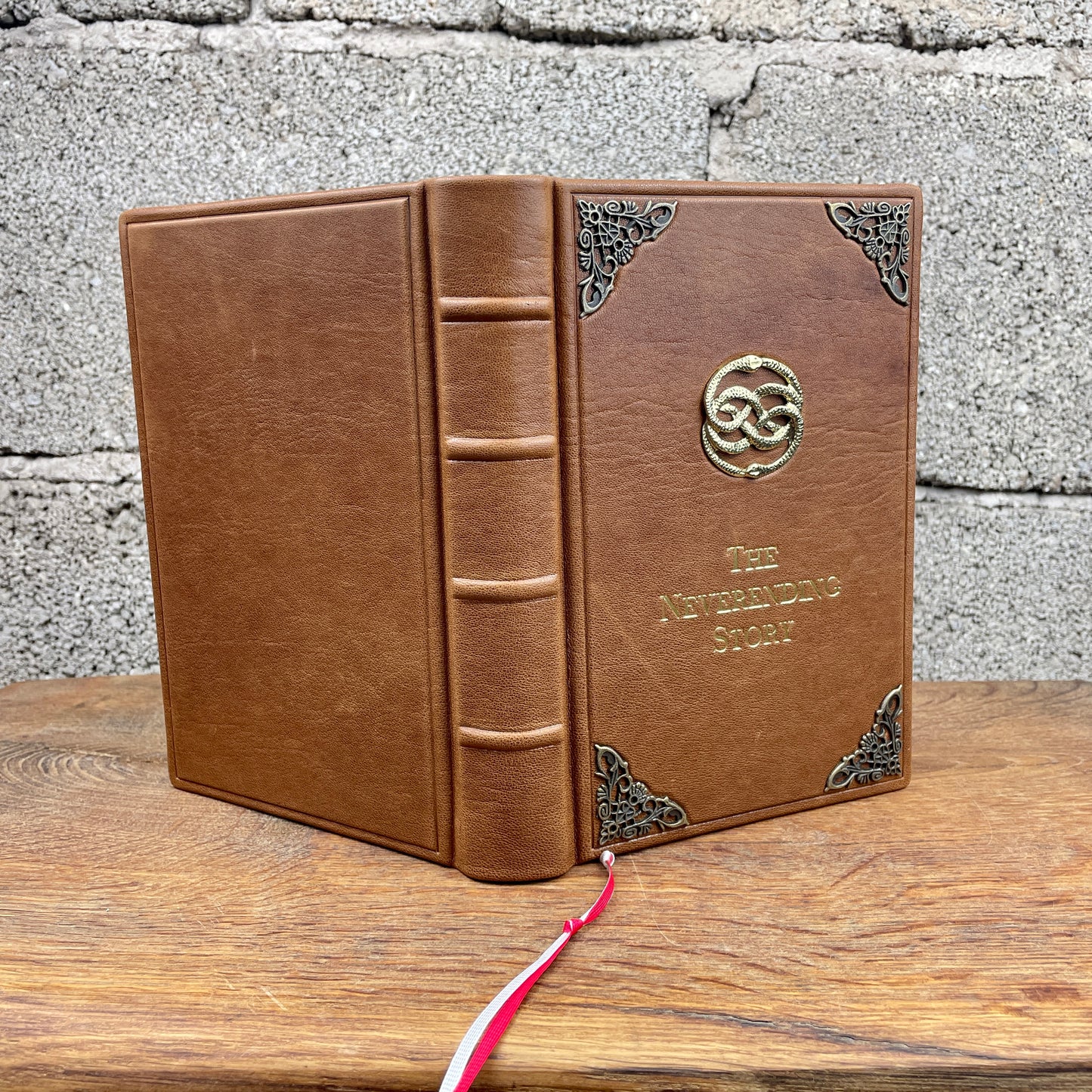 Ledergebundenes Fantasy-Kunstbuch – inspiriert von einem Klassiker der 80er