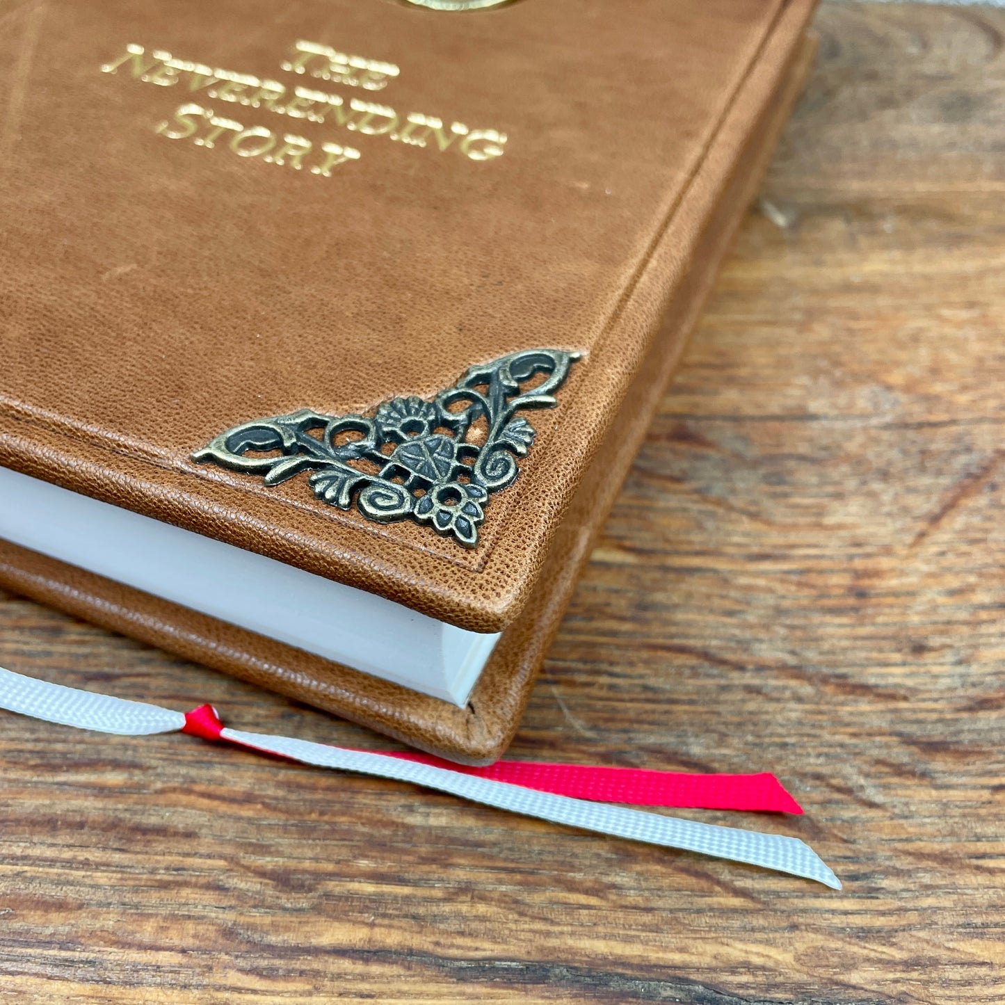 Ledergebundenes Fantasy-Kunstbuch – inspiriert von einem Klassiker der 80er