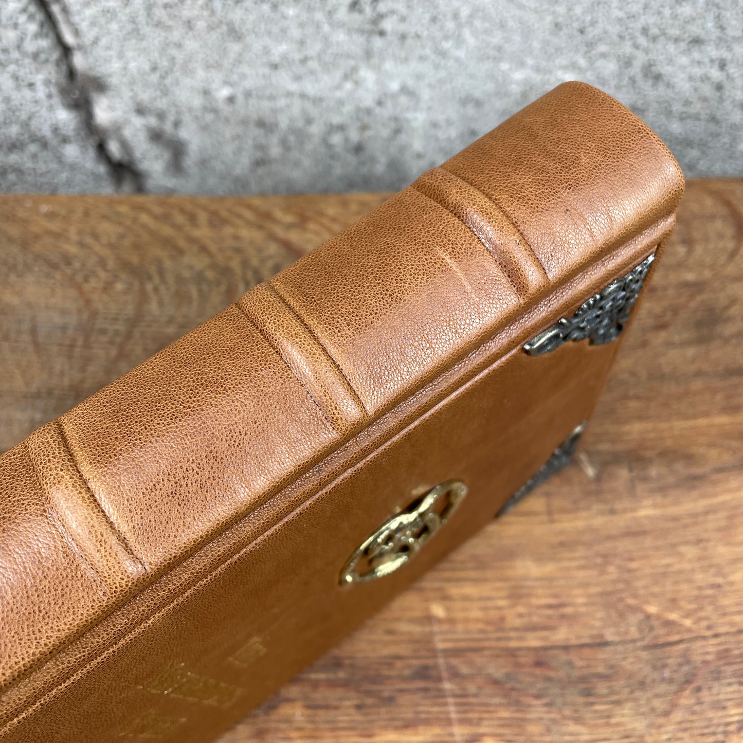 Ledergebundenes Fantasy-Kunstbuch – inspiriert von einem Klassiker der 80er