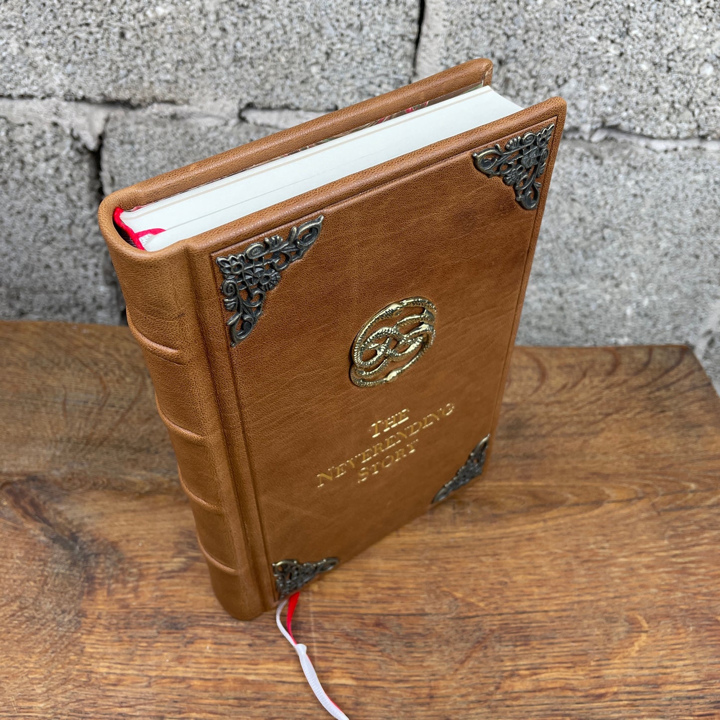 Ledergebundenes Fantasy-Kunstbuch – inspiriert von einem Klassiker der 80er