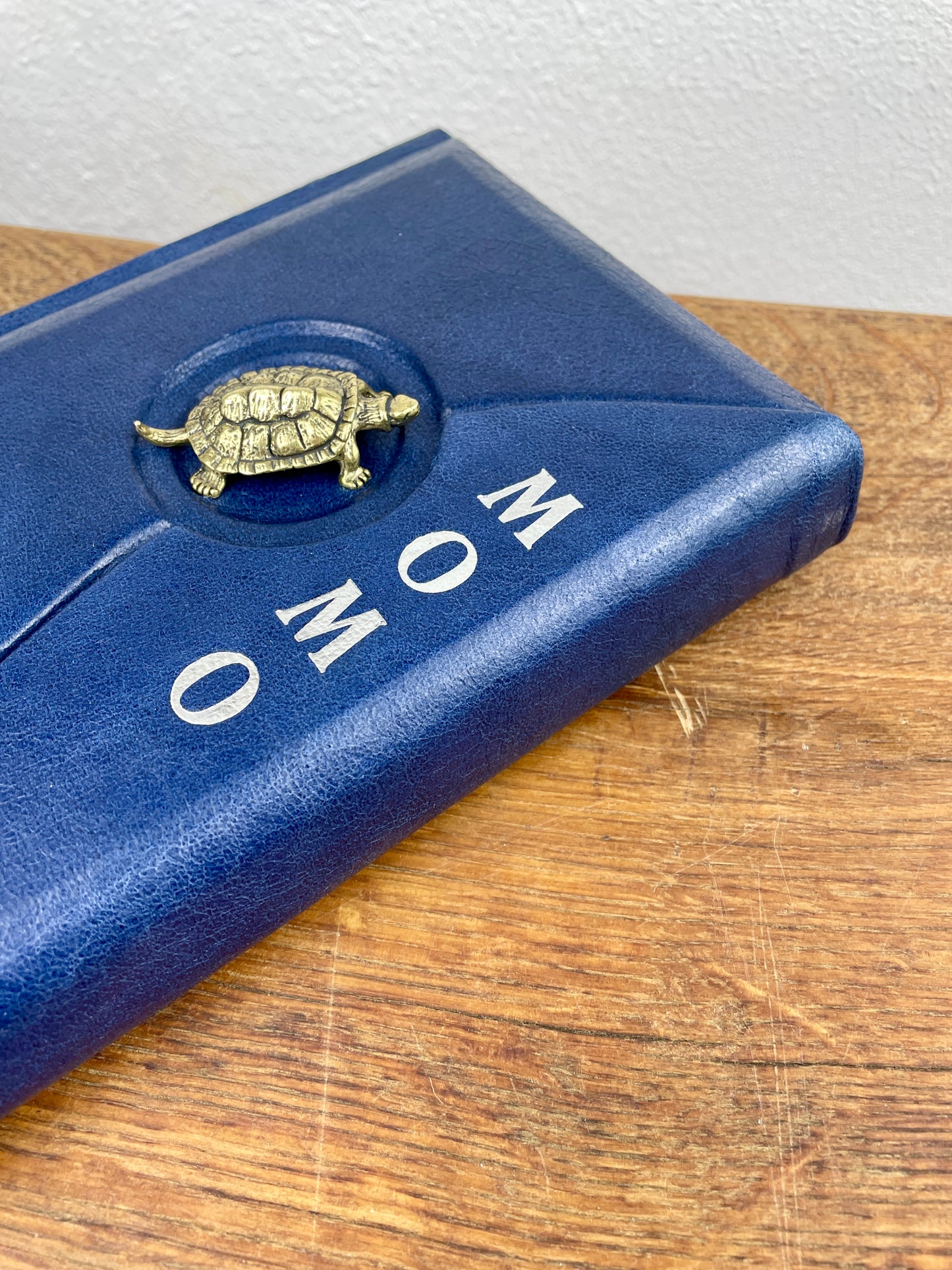 Momo von Michael Ende – Unikat im antikblauen Ledereinband mit magnetischer Klappe