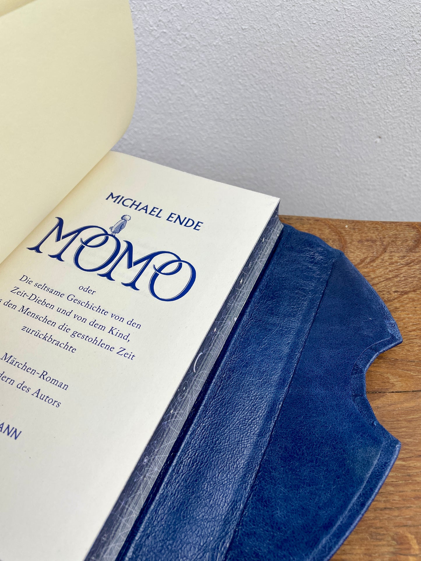 Momo von Michael Ende – Unikat im antikblauen Ledereinband mit magnetischer Klappe