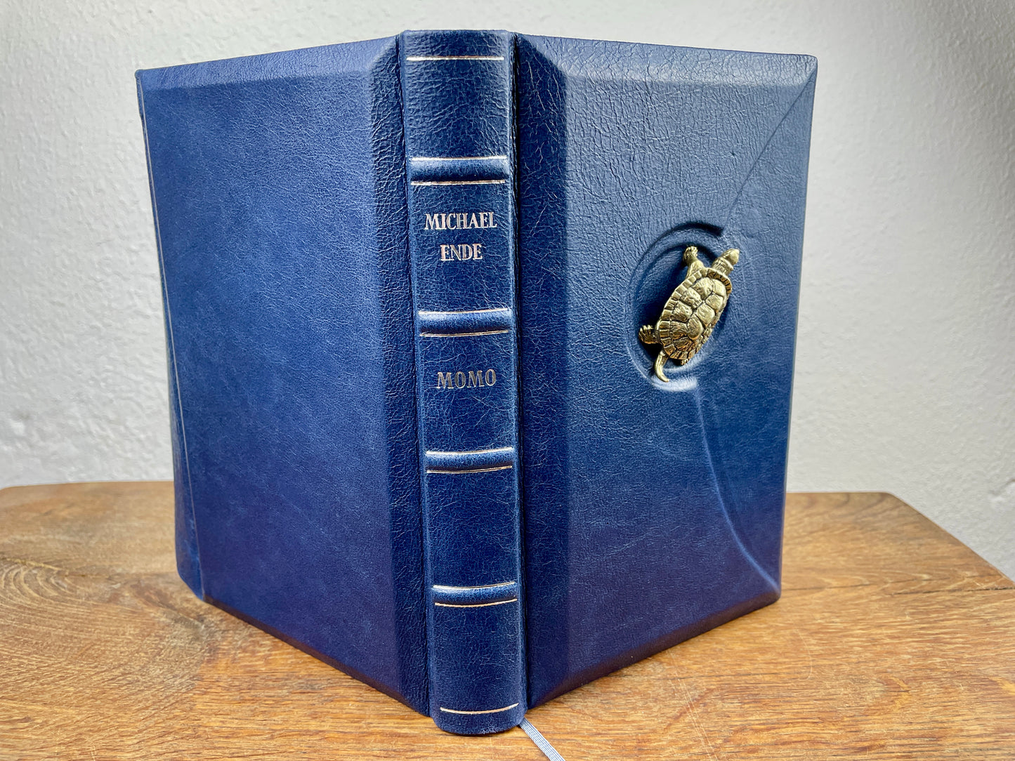 Momo von Michael Ende – Unikat im antikblauen Ledereinband mit magnetischer Klappe