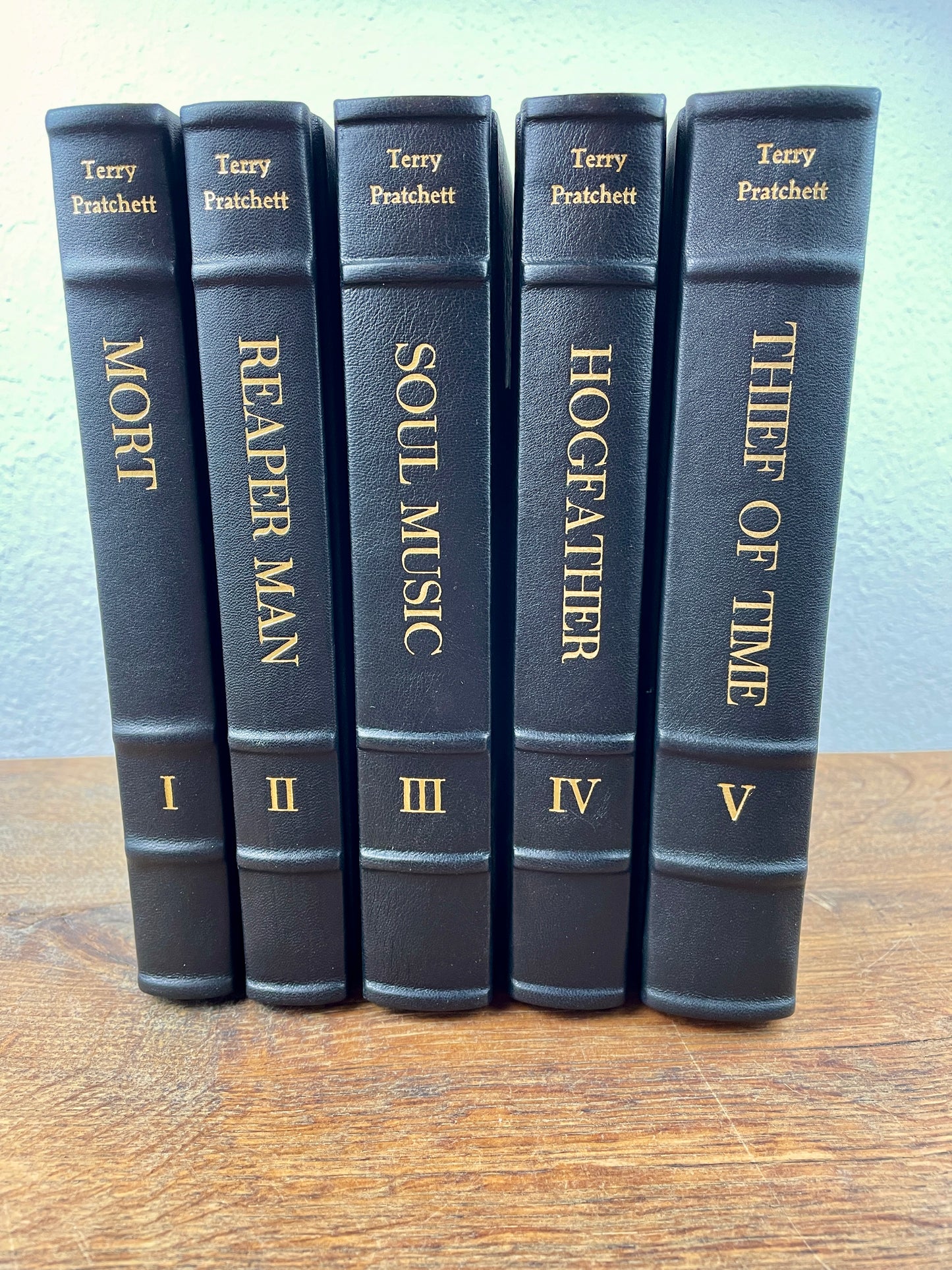 Buchrücken mit fünf erhabenen Bünden und goldgeprägtem Titel der Death Series.