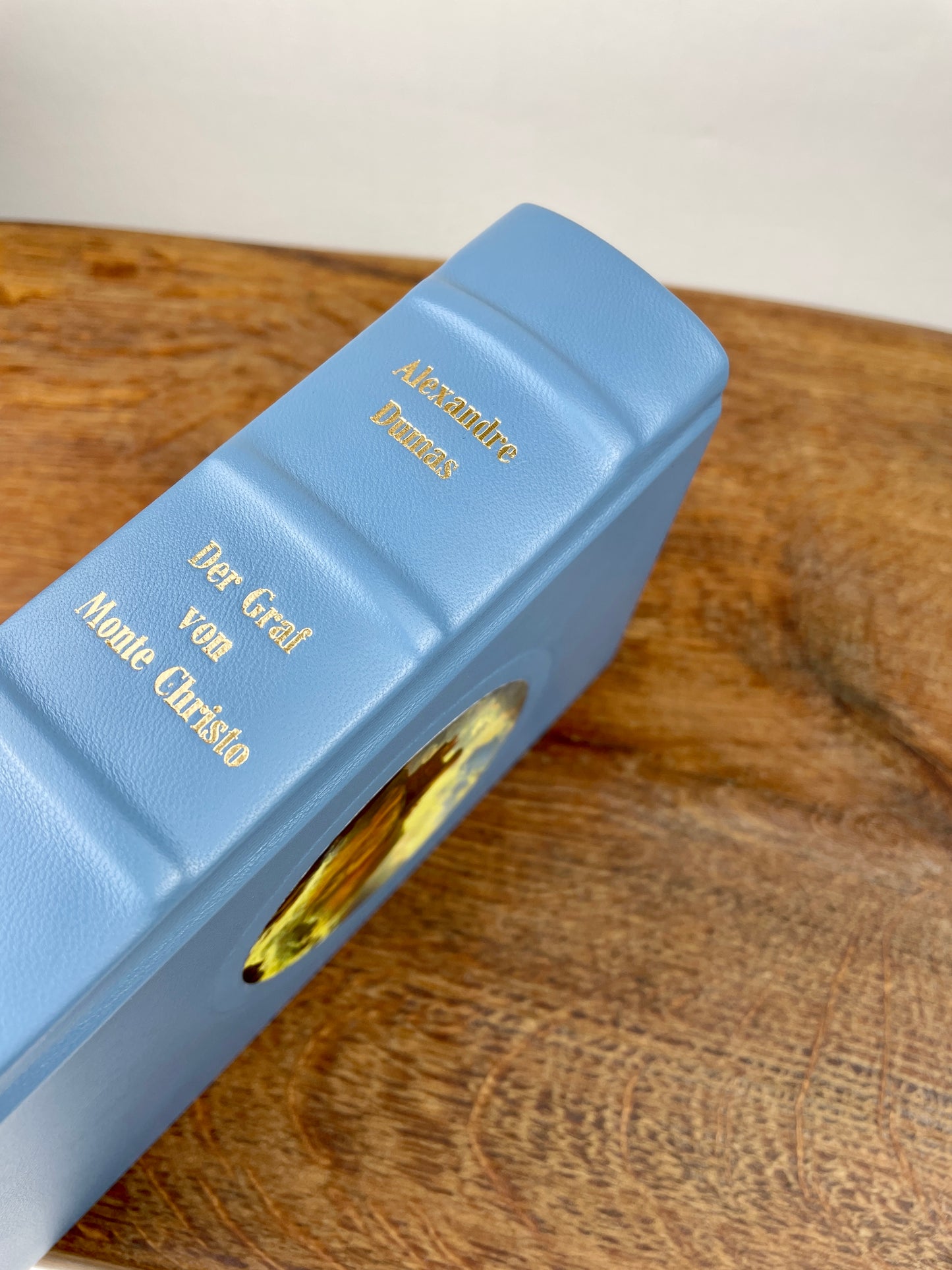 Buchrücken von Der Graf von Monte Christo von Alexandre Dumas, mit erhabenen Bünden und goldener Titelprägung.