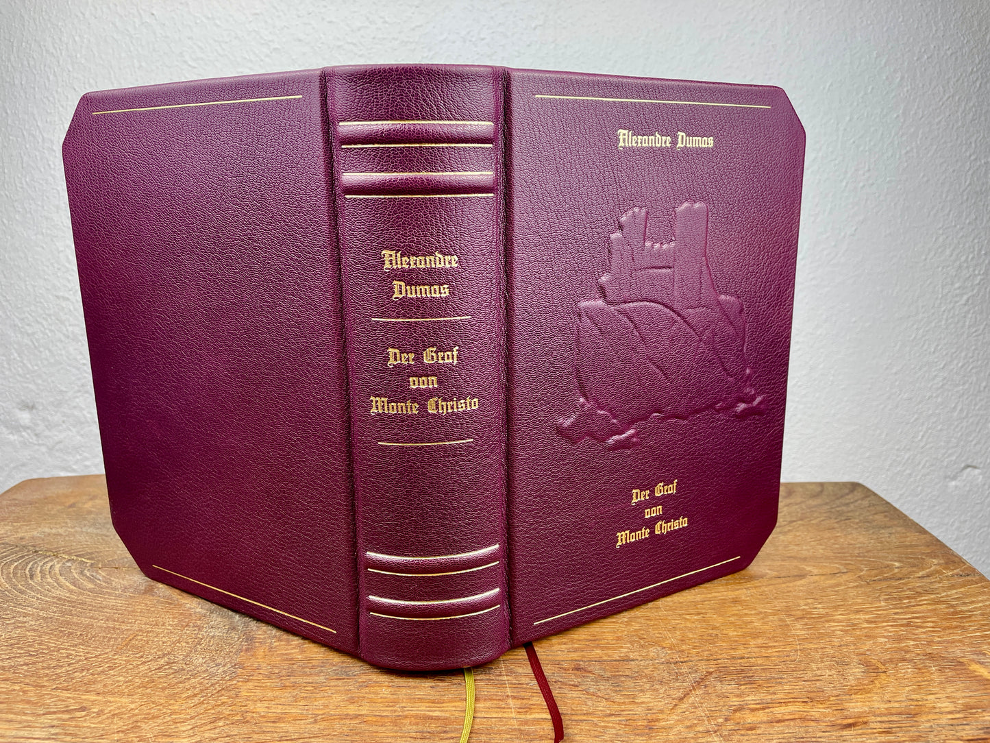 Handgeprägter Buchrücken von Der Graf von Monte Christo mit vier erhabenen Bünden und goldener Frakturschrift