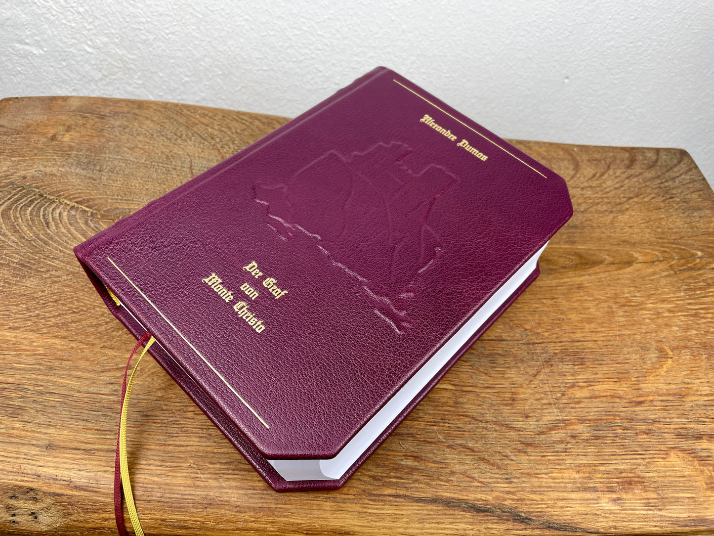Abgefastete Eckkanten und Sonderformat des handgebundenen Buches Der Graf von Monte Christo