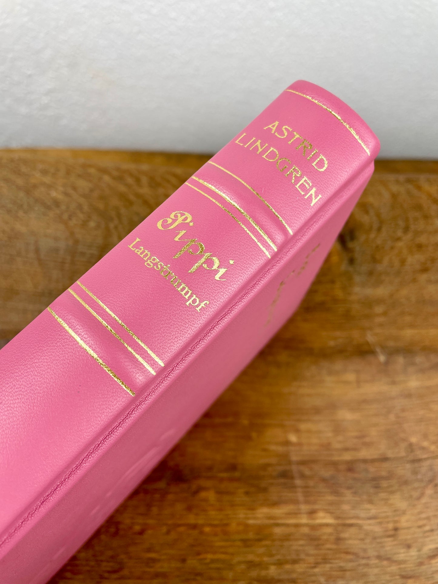 Handgebundene Pippi Langstrumpf Gesamtausgabe in altrosa Leder mit Relief und Goldprägung