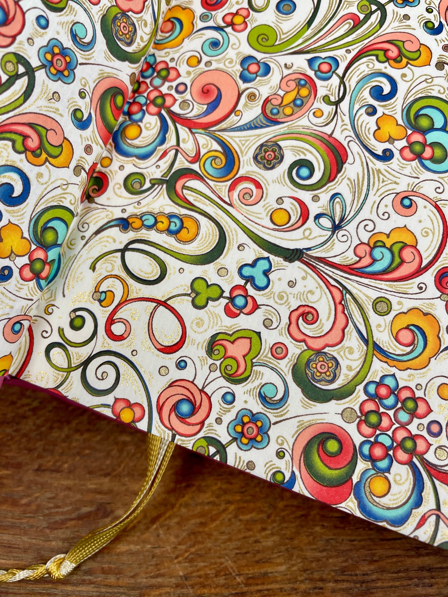 Goldenes geflochtenes Leseband und italienisches Vorsatzpapier mit Ornamenten