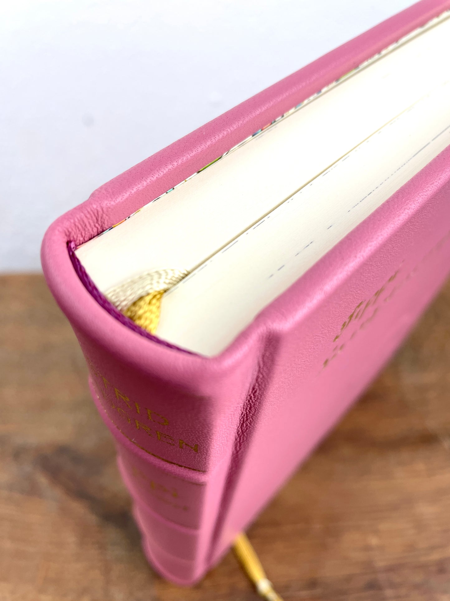 Pippi Langstrumpf Ledereinband mit goldenem Leseband.