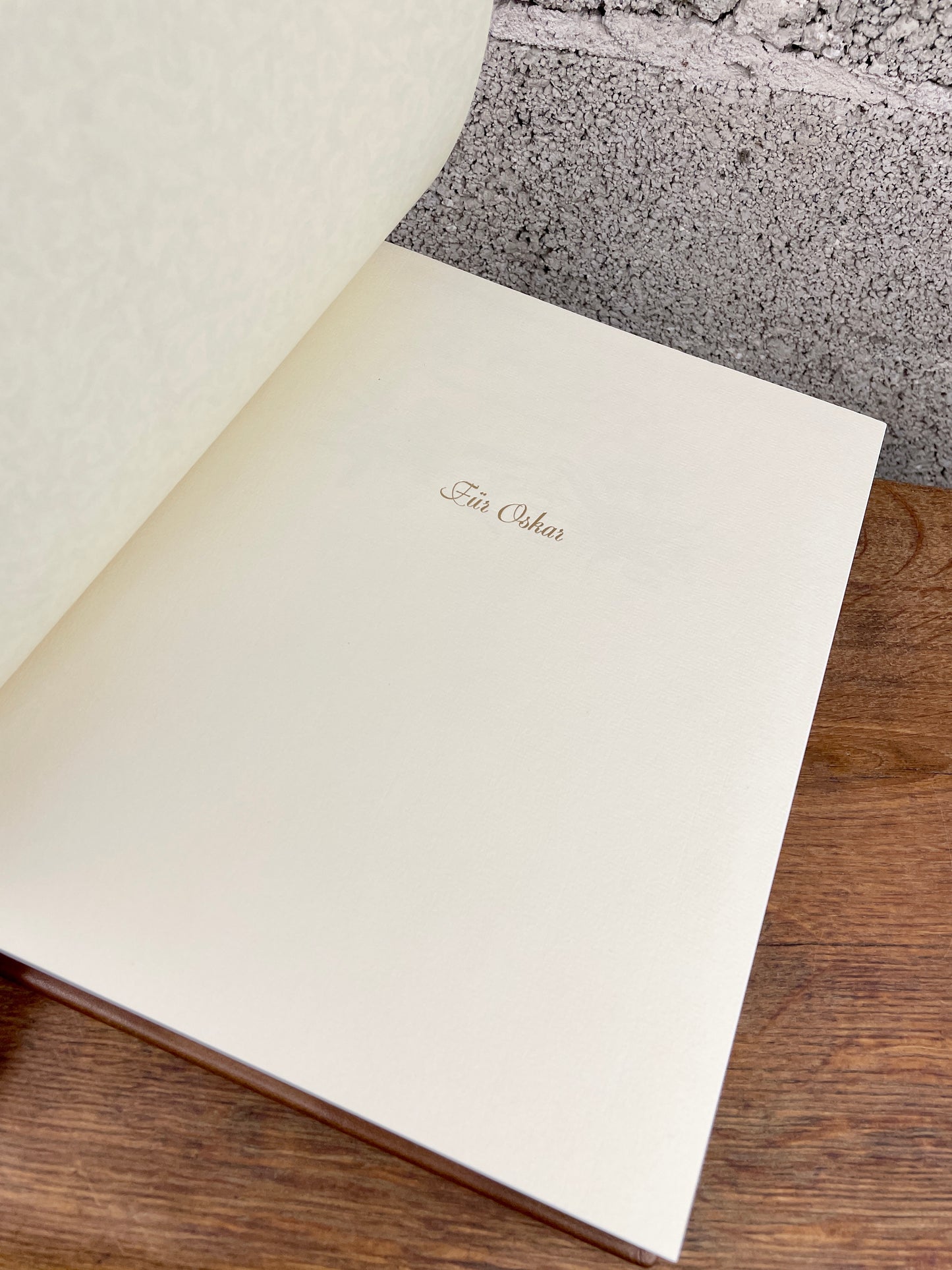 Geöffnetes Buch der Unendlichen Geschichte mit personalisierter Widmung auf extra Blatt aus Büttenpapier, Namensprägung; inspiriert vom Original im Film