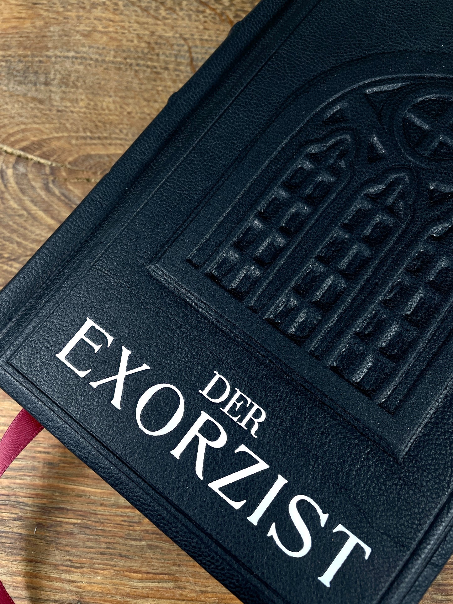 Düstere Klassiker-Edition: Der Exorzist in Leder gebunden