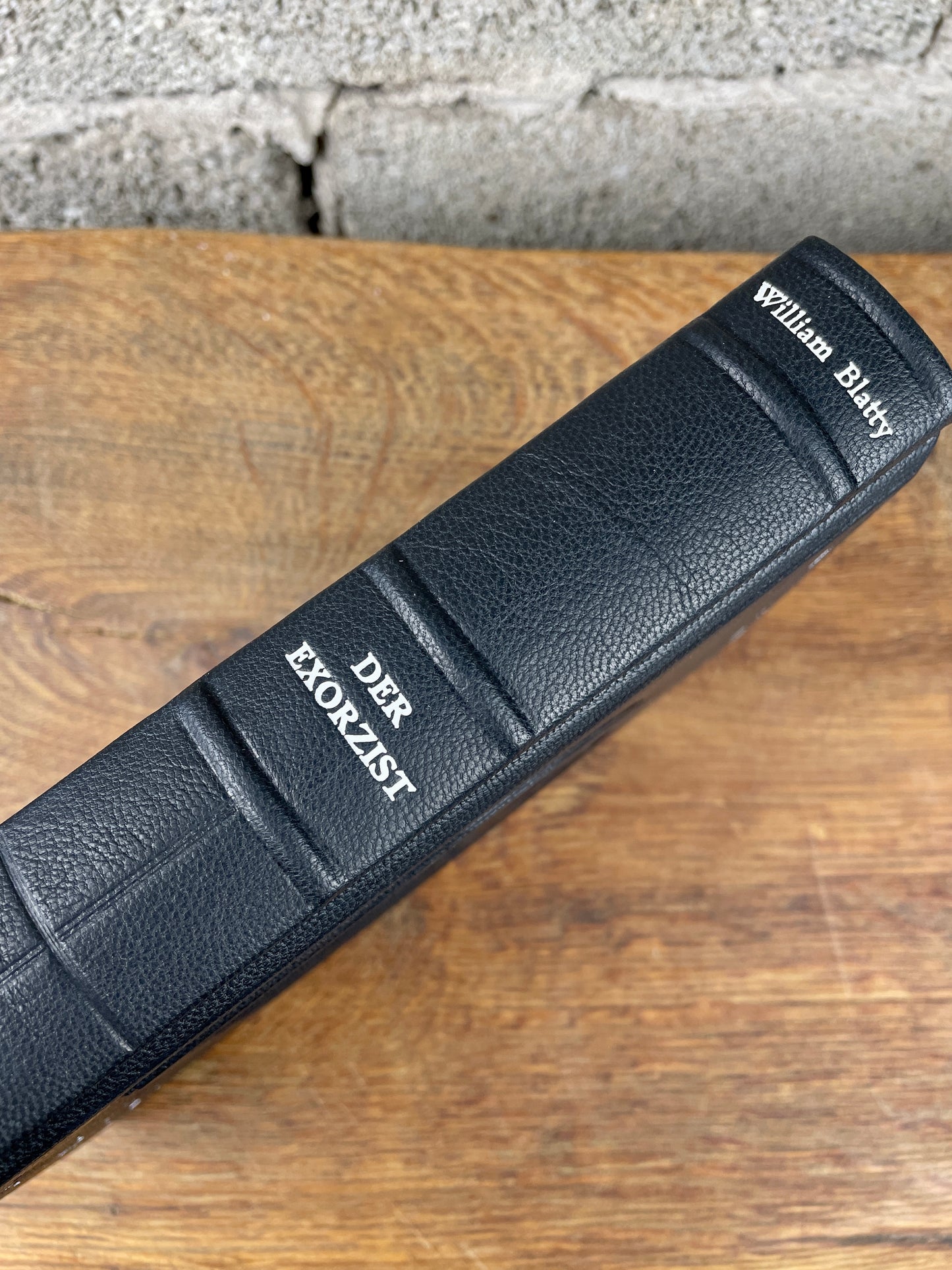Rueckenansicht des Ledereinbandes der Exorzist mit weißer Titelpraegung.