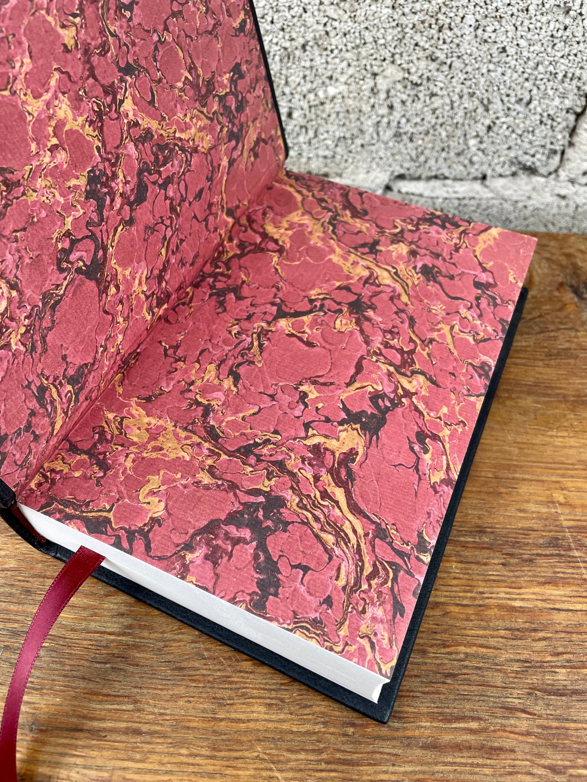Detailansicht des rot-schwarzen Marmorpapiers im Vorsatz des Der Exorzist Buches.