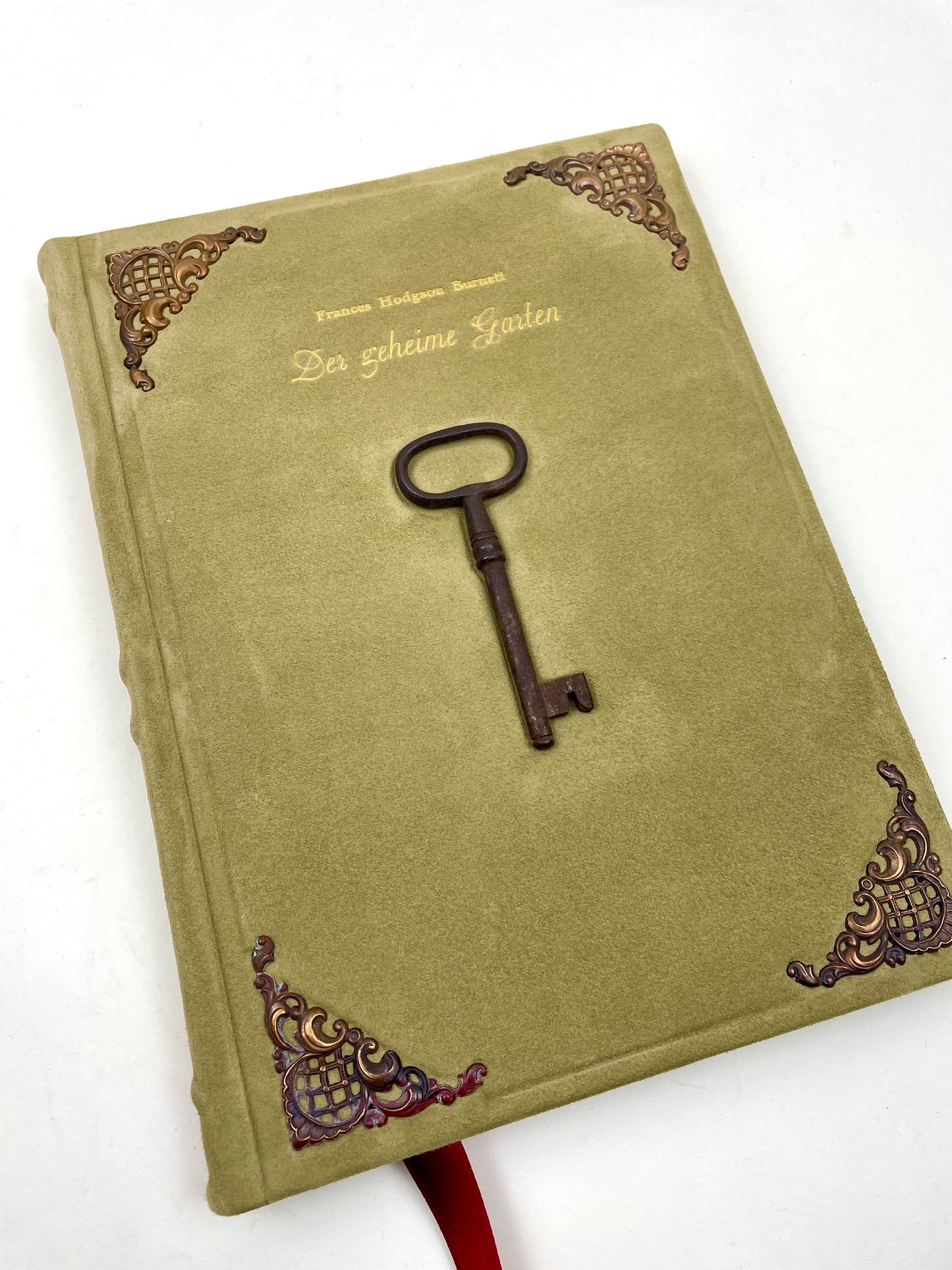 Der Geheime Garten – Kinderbuchklassiker von Frances Hodgson Burnett – Salbeigrünes Veloursleder
