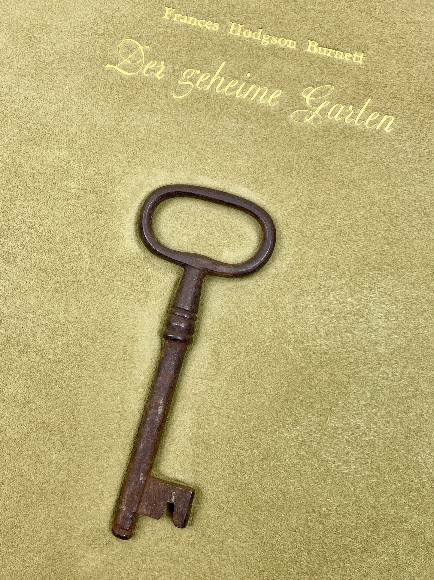 Der Geheime Garten – Kinderbuchklassiker von Frances Hodgson Burnett – Salbeigrünes Veloursleder