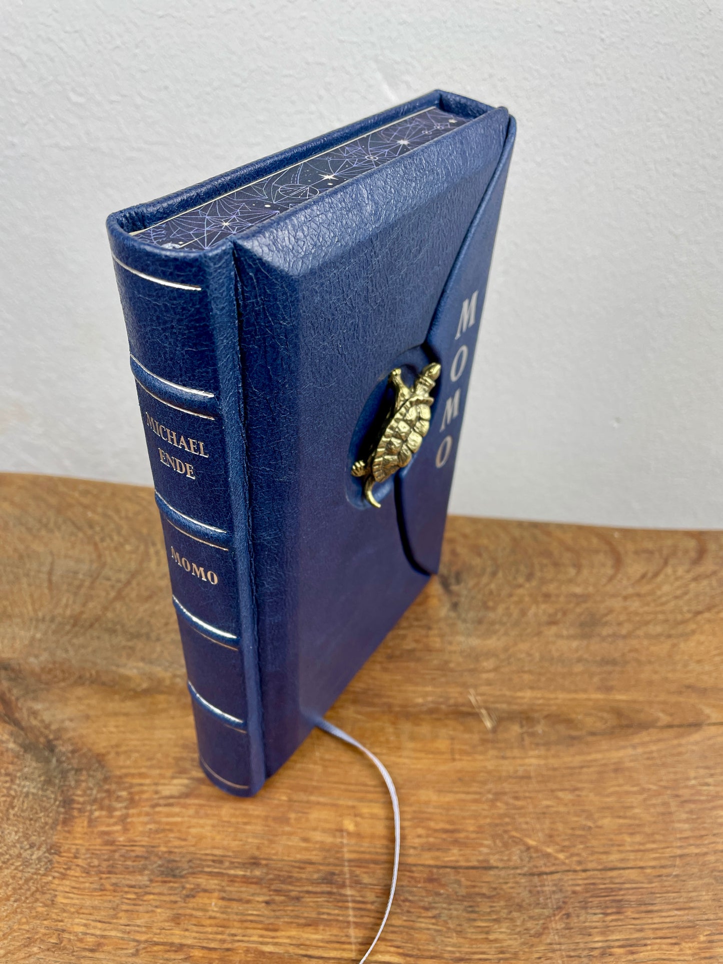 Momo von Michael Ende – Unikat im antikblauen Ledereinband mit magnetischer Klappe