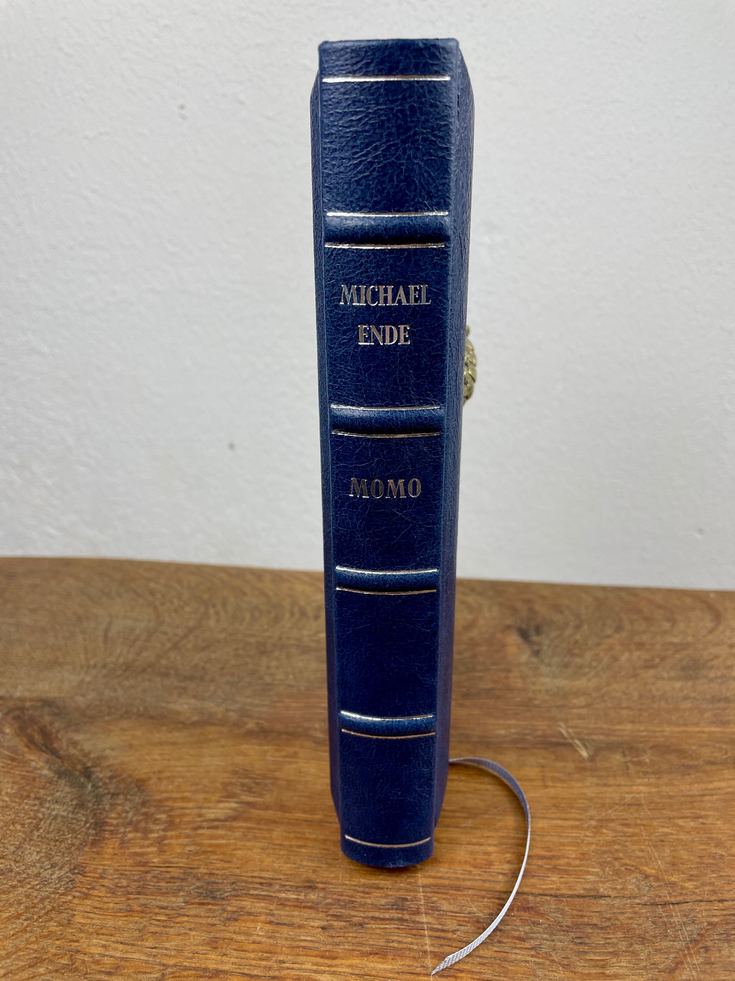 Momo von Michael Ende – Unikat im antikblauen Ledereinband mit magnetischer Klappe