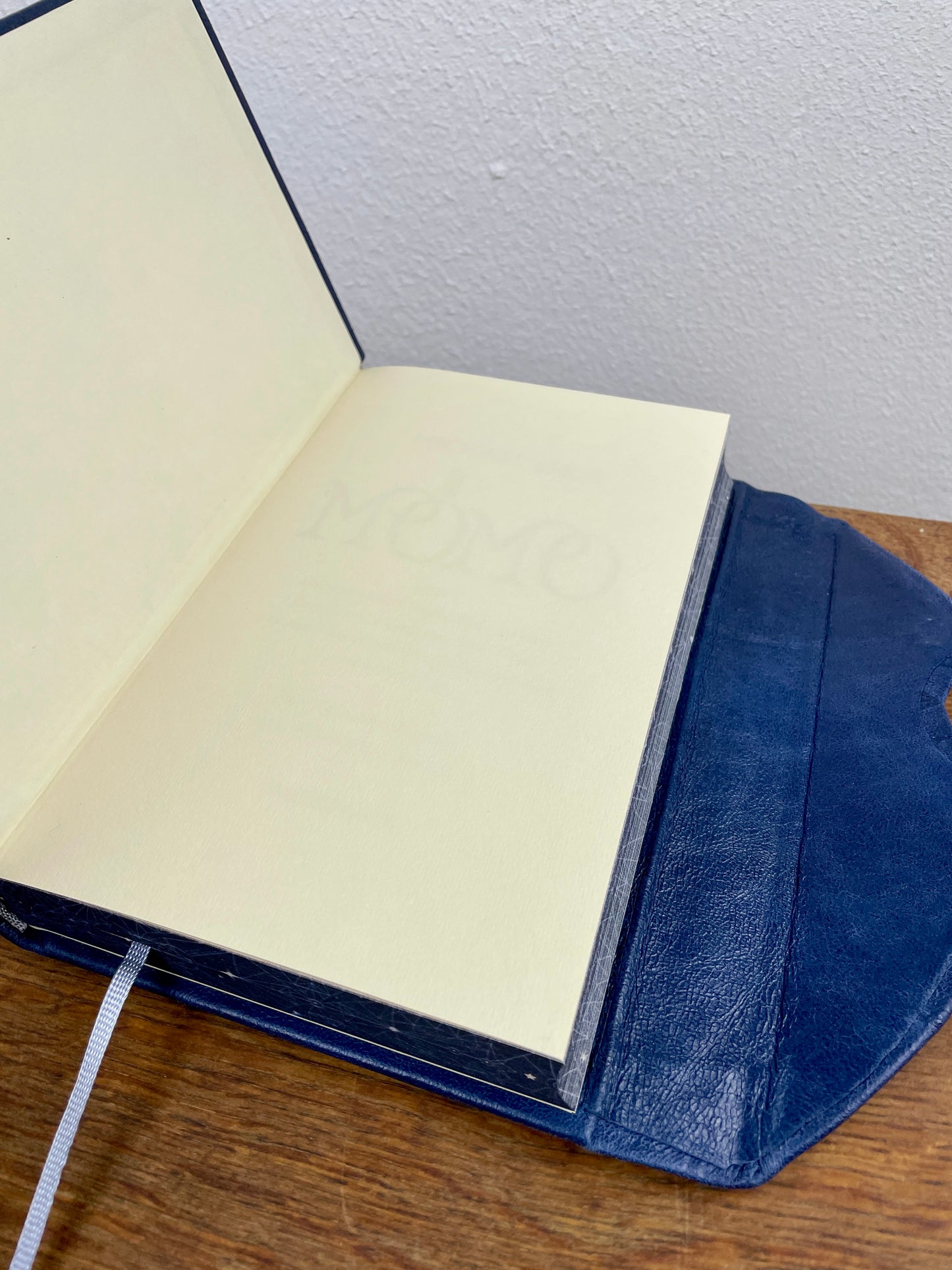 Momo von Michael Ende – Unikat im antikblauen Ledereinband mit magnetischer Klappe