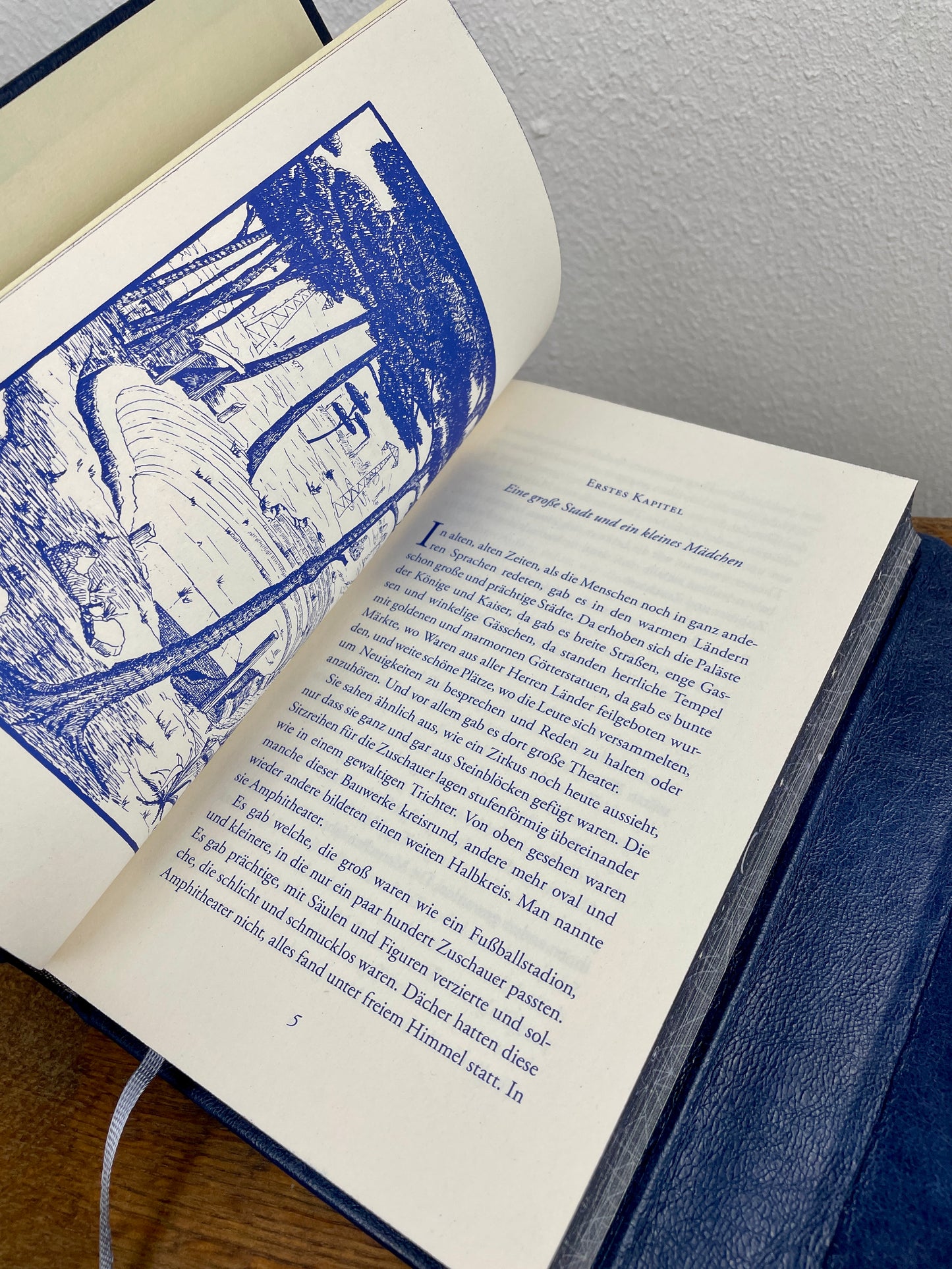 Momo von Michael Ende – Unikat im antikblauen Ledereinband mit magnetischer Klappe