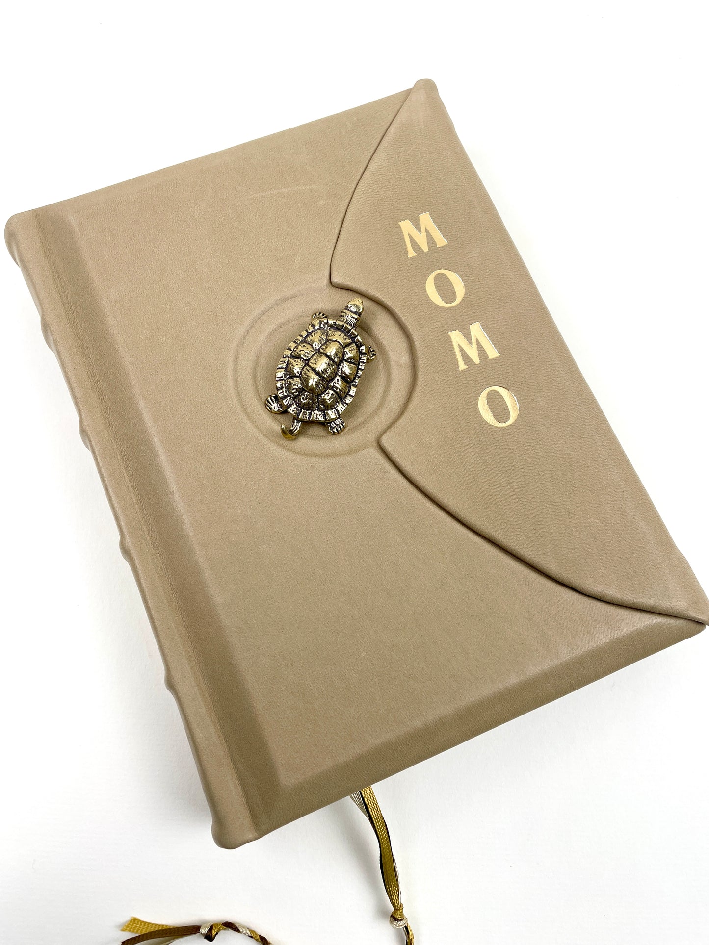 Momo - beiger Ledereinband - mit Klappe und Messingschildkröte