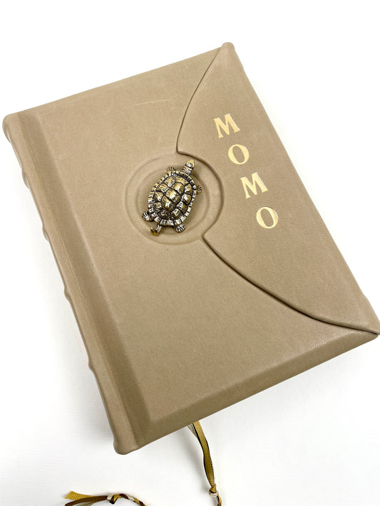 Momo - beiger Ledereinband - mit Klappe und Messingschildkröte