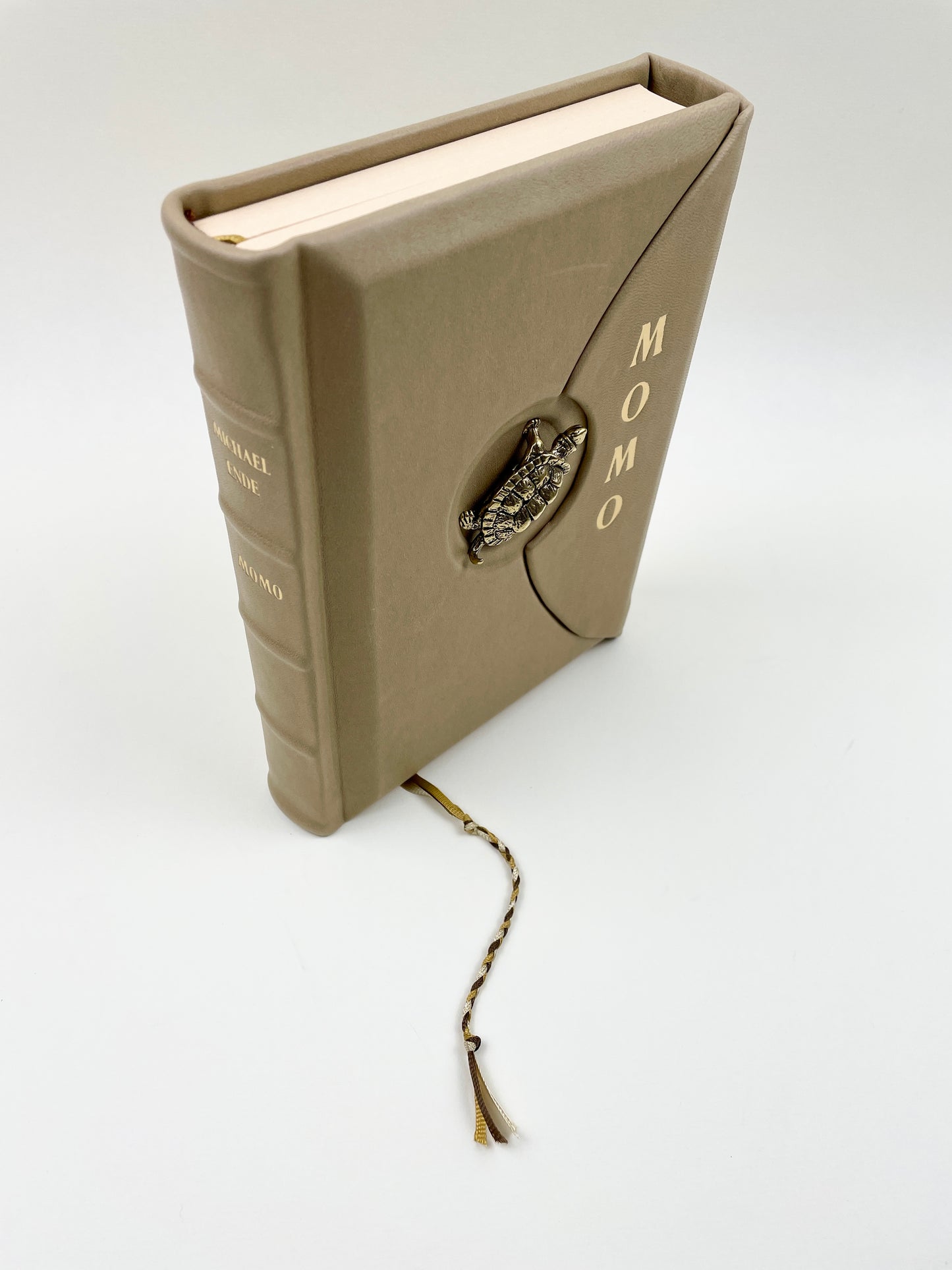 Momo - beiger Ledereinband - mit Klappe und Messingschildkröte