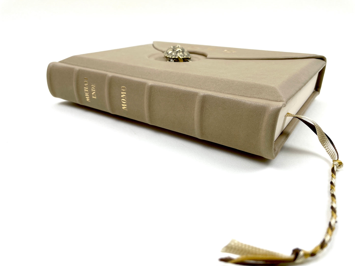 Momo - beiger Ledereinband - mit Klappe und Messingschildkröte