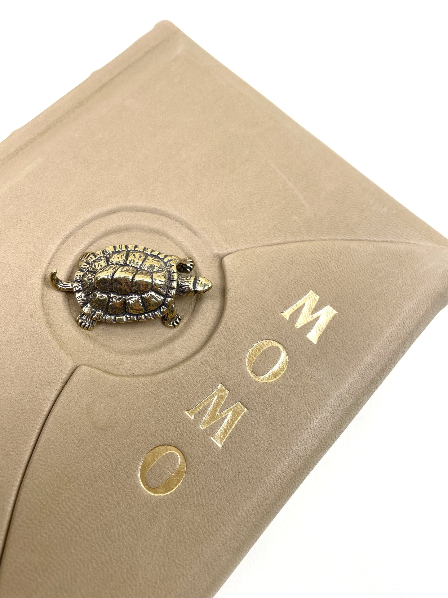 Momo - beiger Ledereinband - mit Klappe und Messingschildkröte