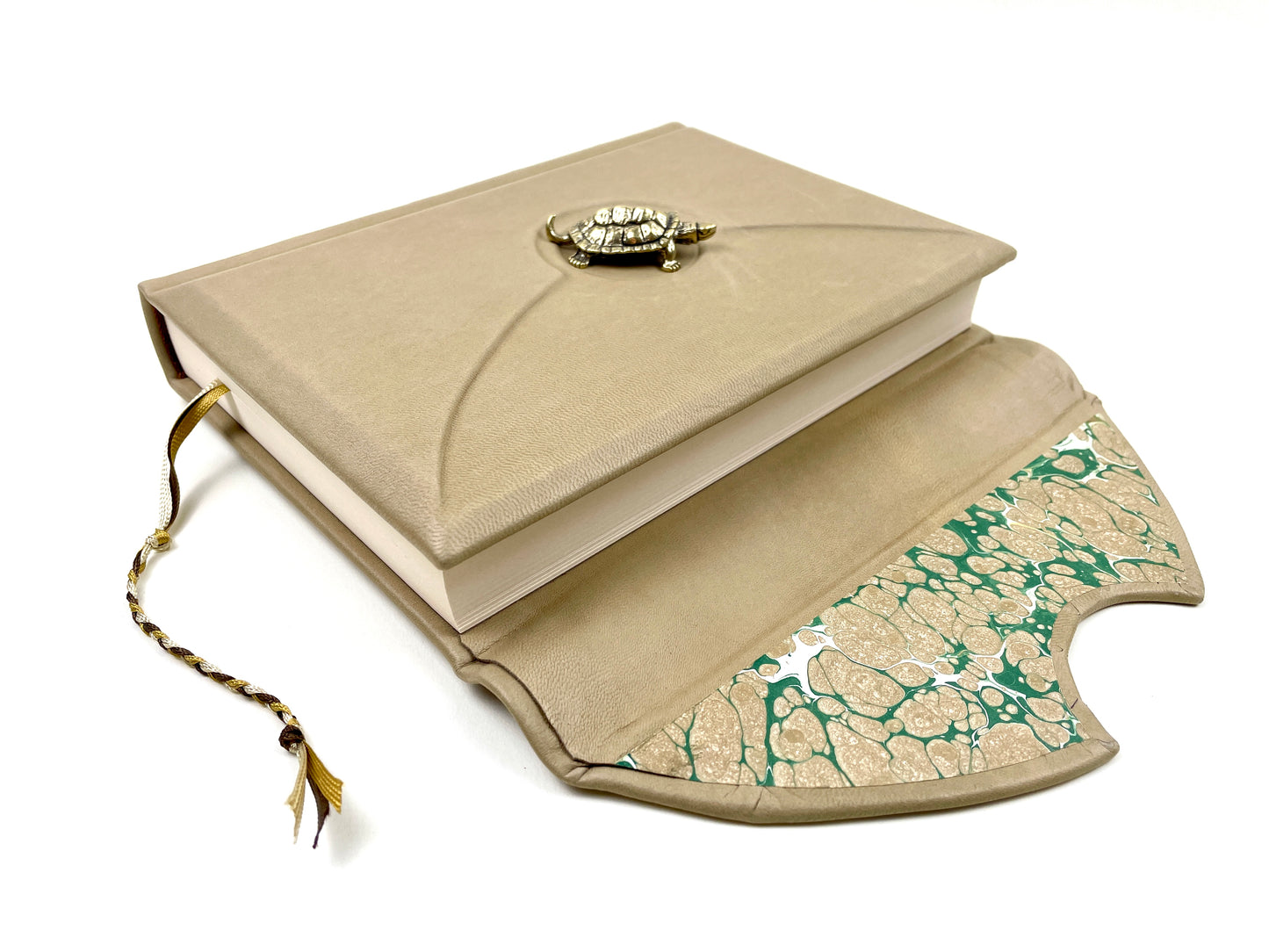 Momo - beiger Ledereinband - mit Klappe und Messingschildkröte