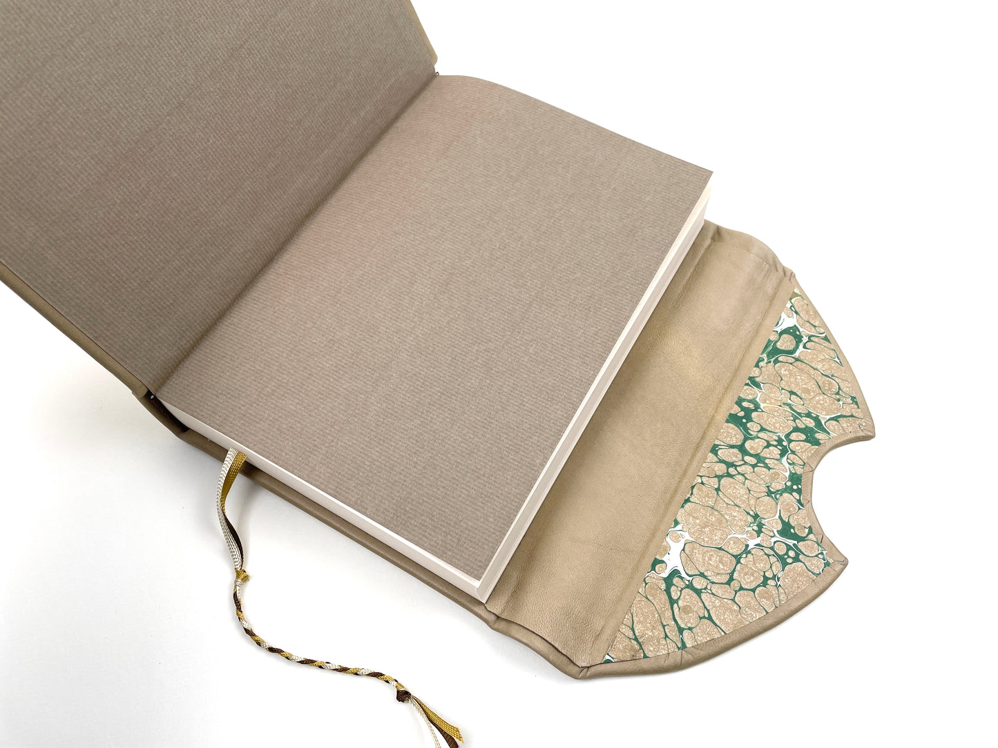 Momo - beiger Ledereinband - mit Klappe und Messingschildkröte