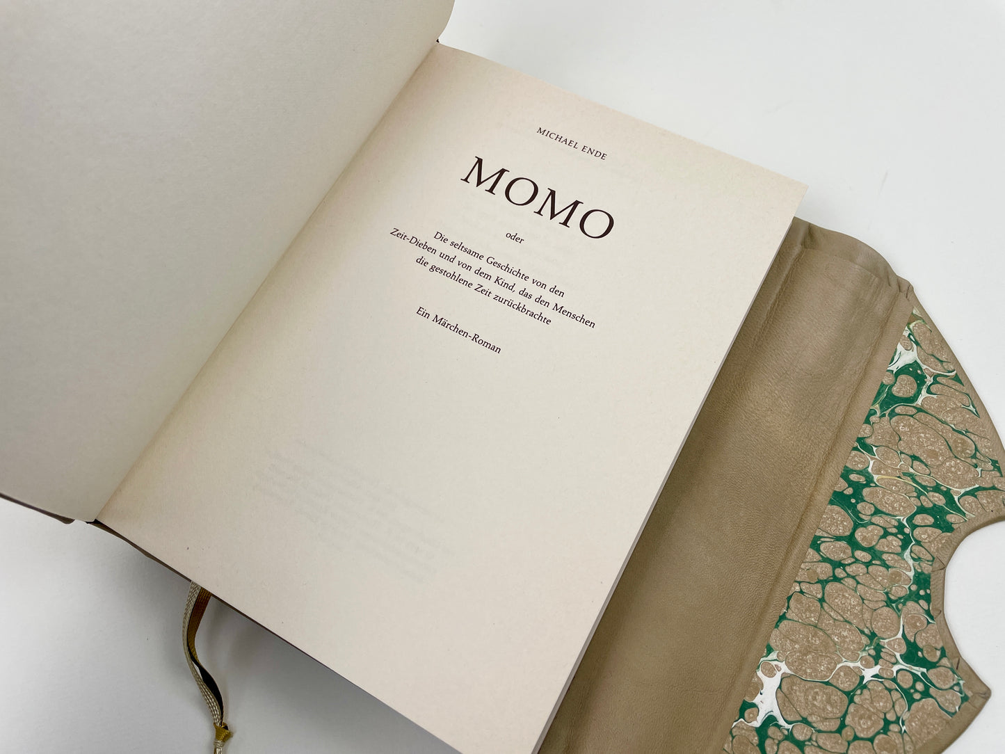 Momo - beiger Ledereinband - mit Klappe und Messingschildkröte