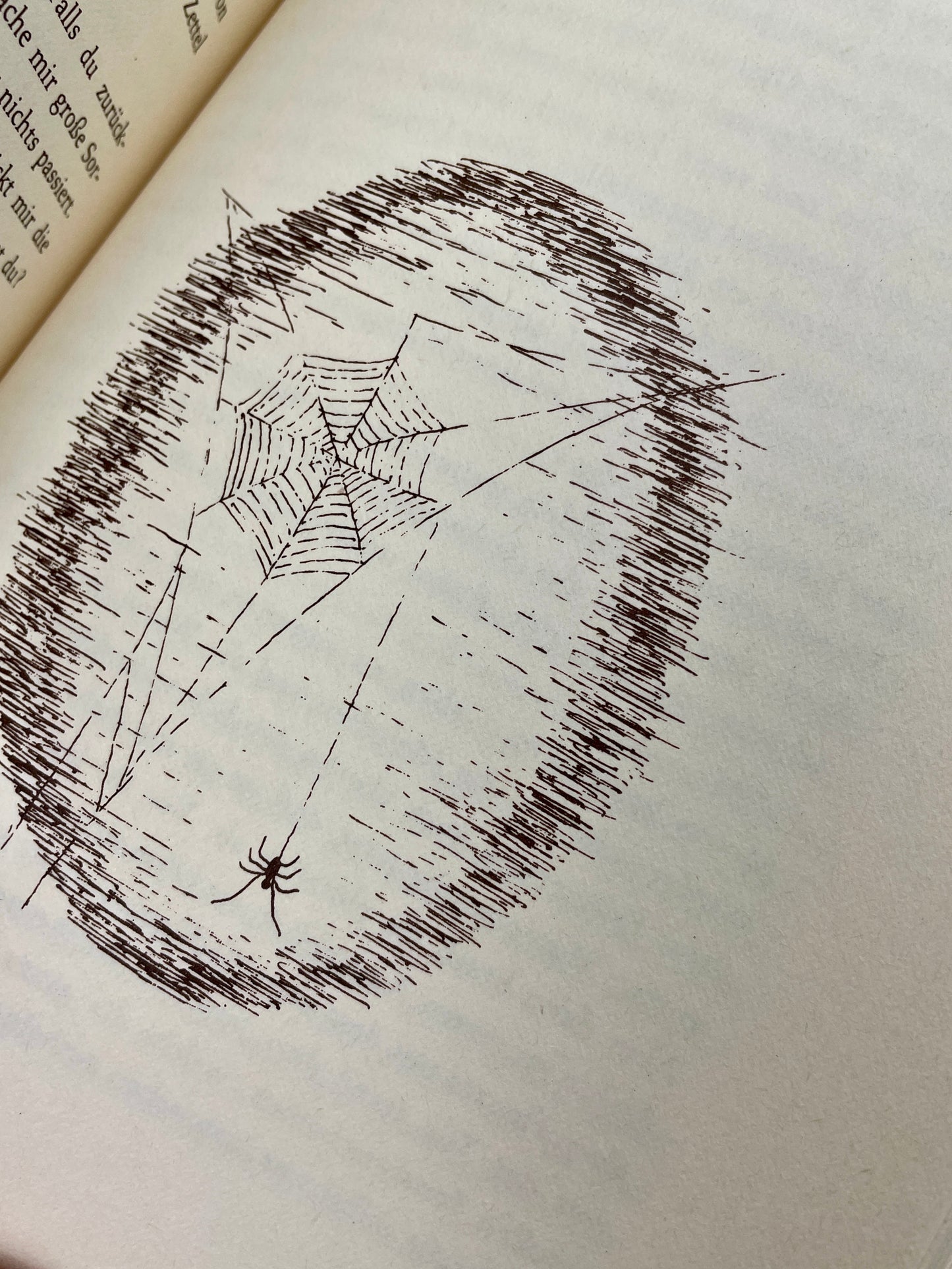 Momo - beiger Ledereinband - mit Klappe und Messingschildkröte