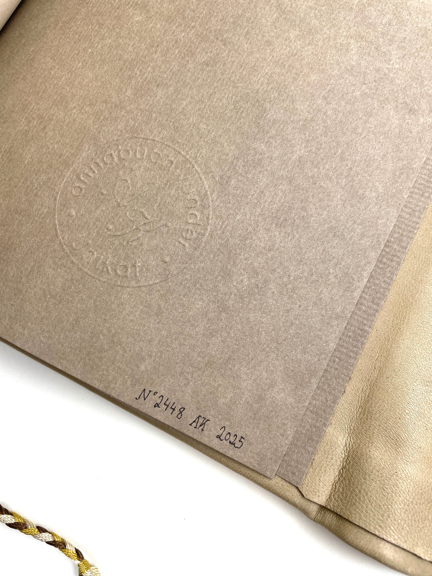 Momo - beiger Ledereinband - mit Klappe und Messingschildkröte