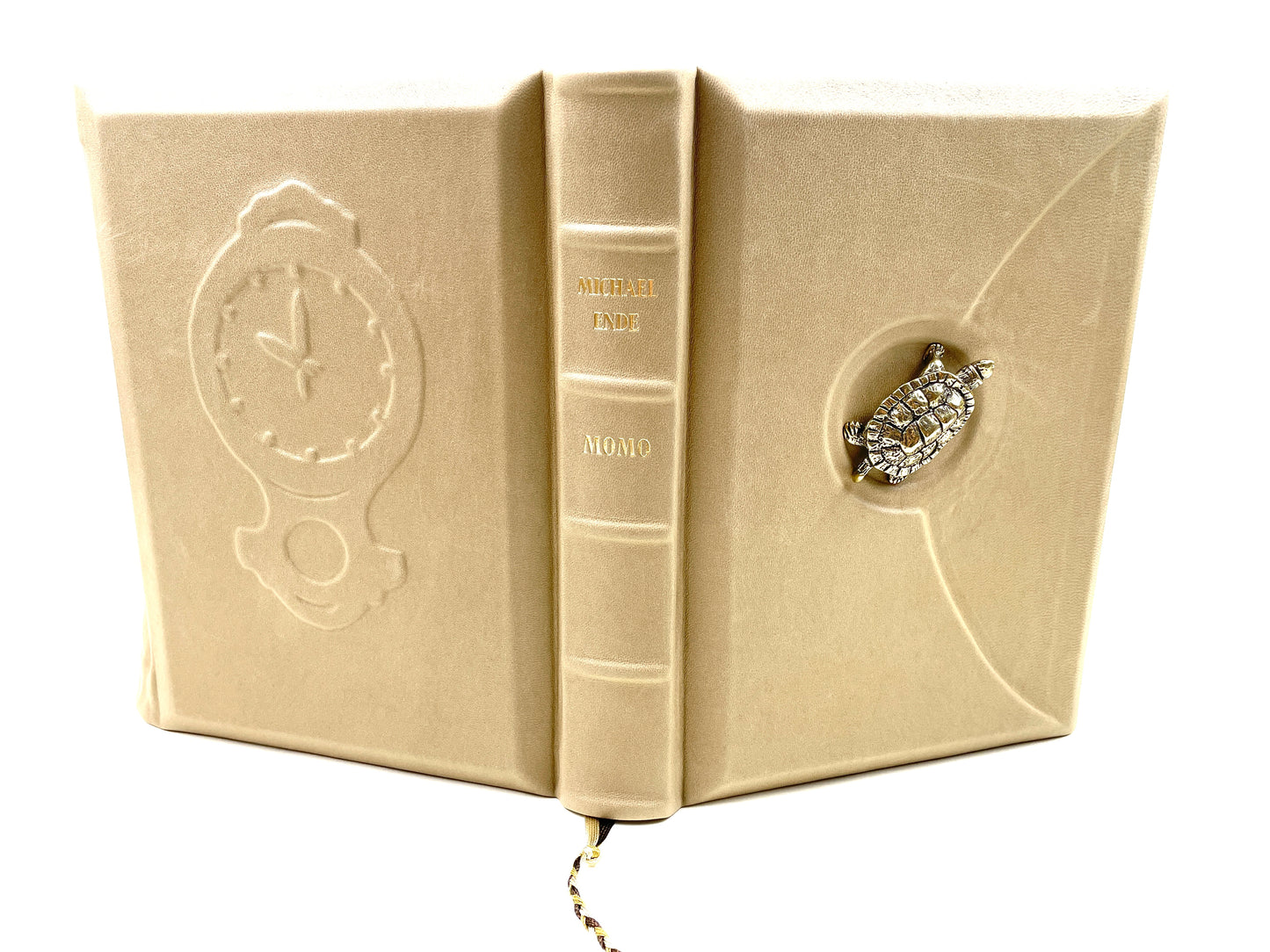 Momo - beiger Ledereinband - mit Klappe und Messingschildkröte