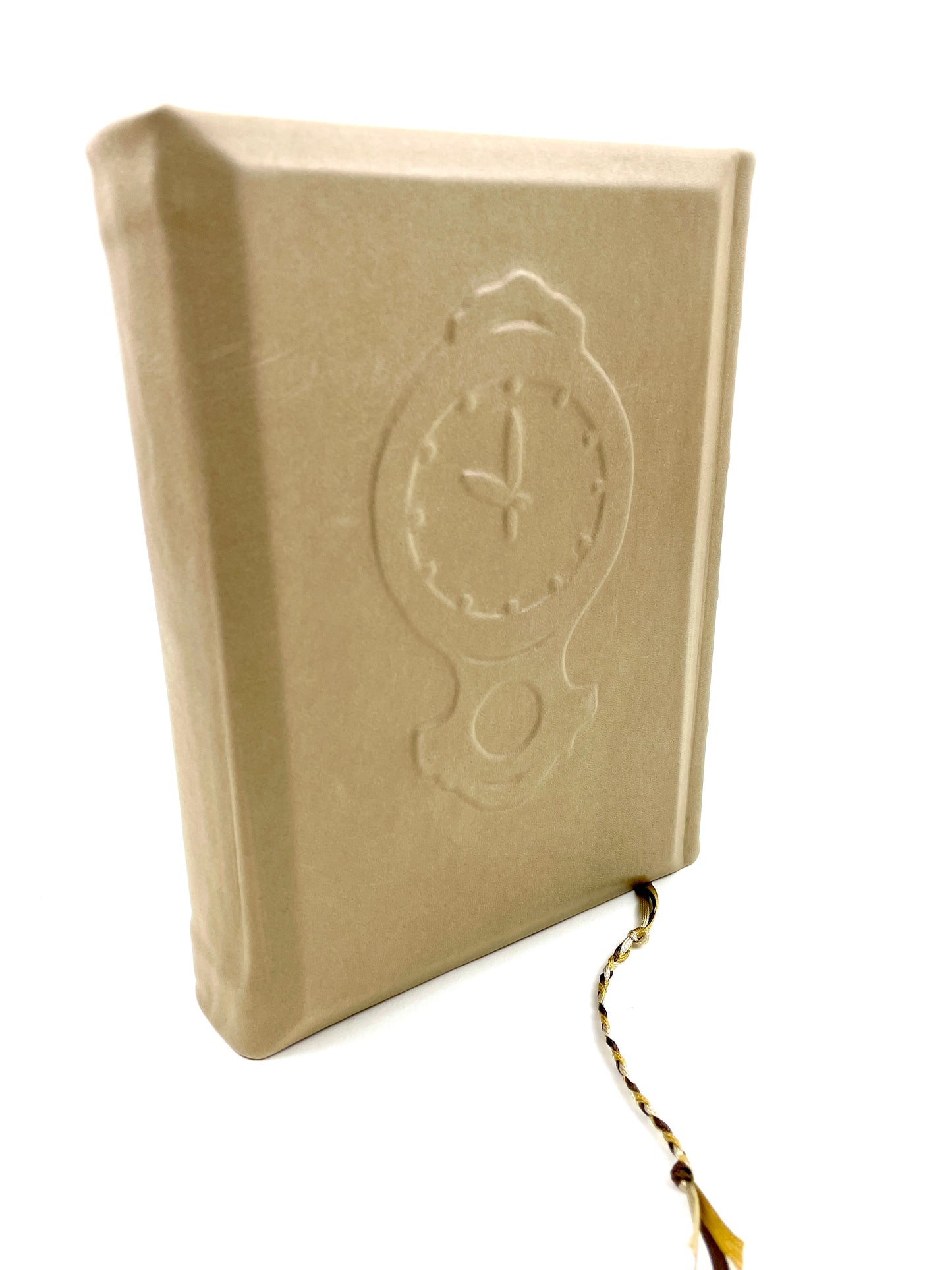 Momo - beiger Ledereinband - mit Klappe und Messingschildkröte