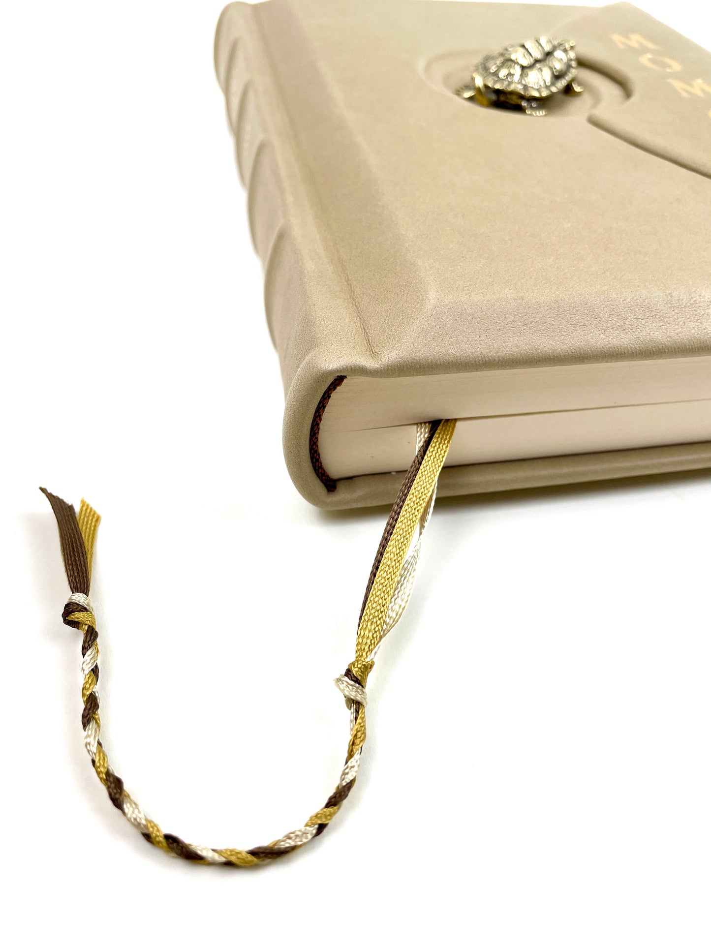 Momo - beiger Ledereinband - mit Klappe und Messingschildkröte