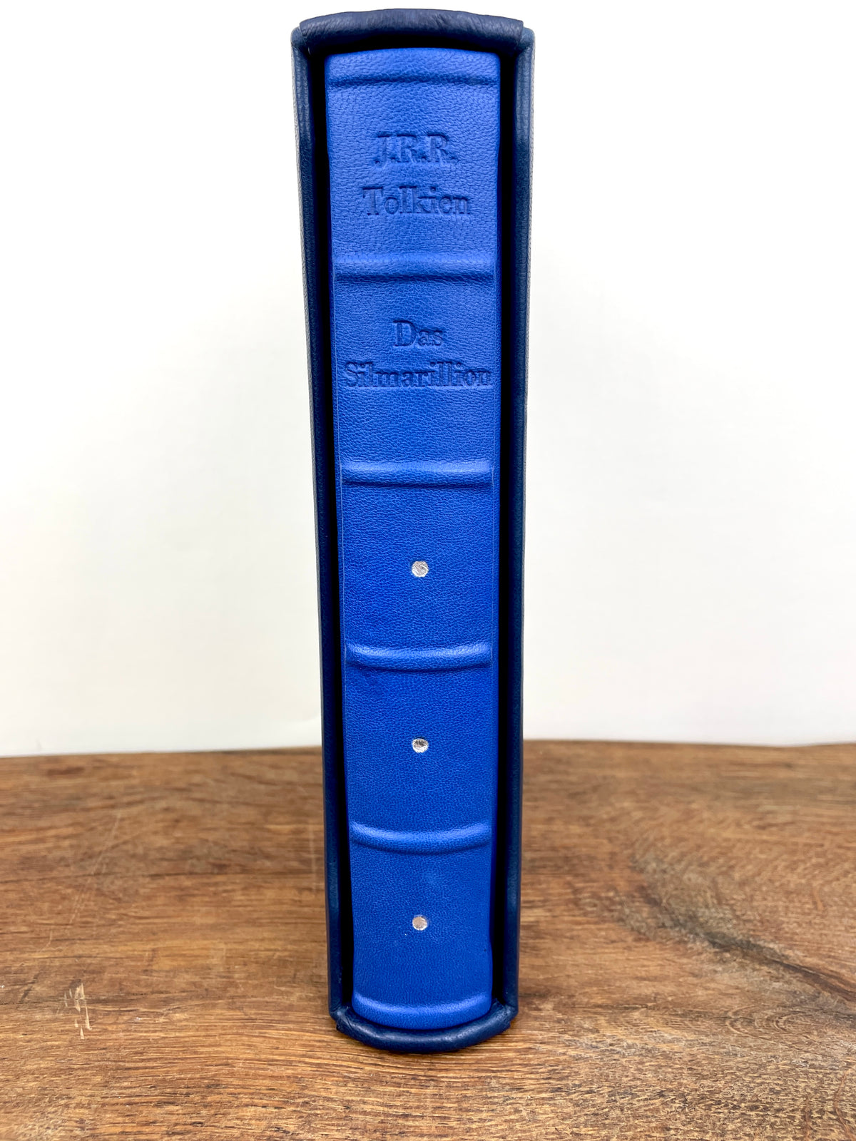 Einzigartiger Ledereinband des Silmarillion, handgefertigt mit Prägung und silberne Prägung der drei Silmarill auf dem Buchrücken, im Schuber Ansicht von vorne.