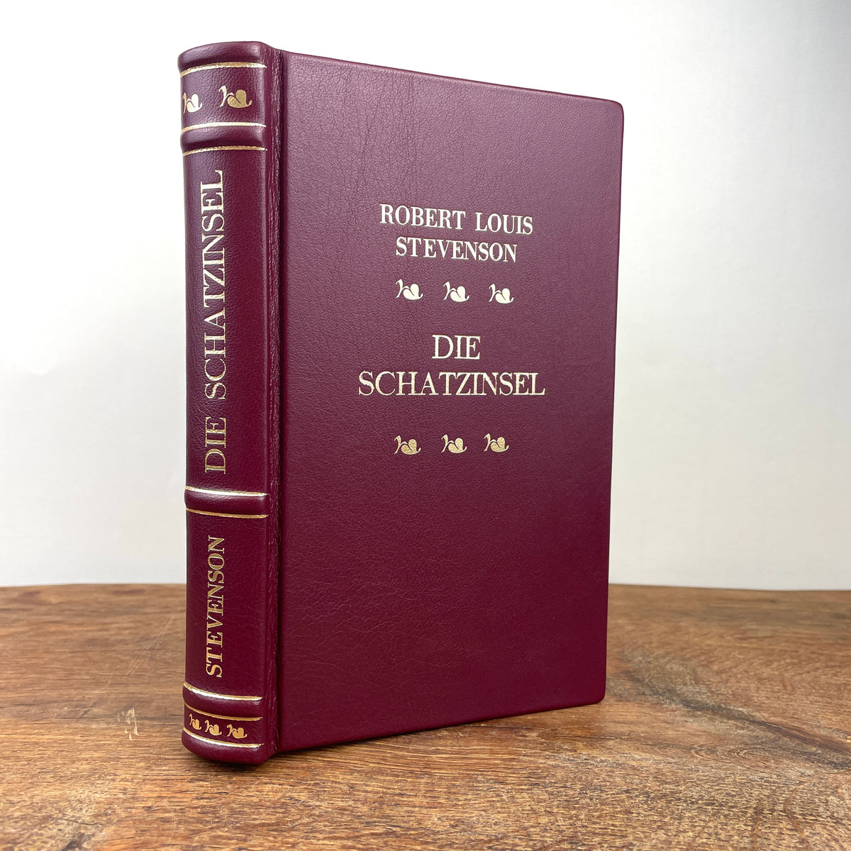 Literaturklassiker die Schatzinsel von Robert Louis Stevenson in weinrotes Leder gebundenes Unikat