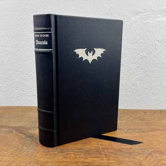 Dracula von Bram Stoker – Handgefertigte Kunstbuchbindung mit schwarzem Ledereinband und Fledermaus-Relief