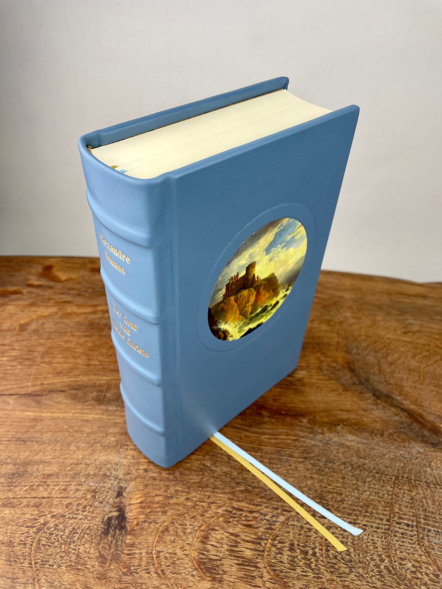 Der Graf von Monte Christo von Alexandre Dumas, blauer Ledereinband mit goldener Titelprägung und Lesebändchen.