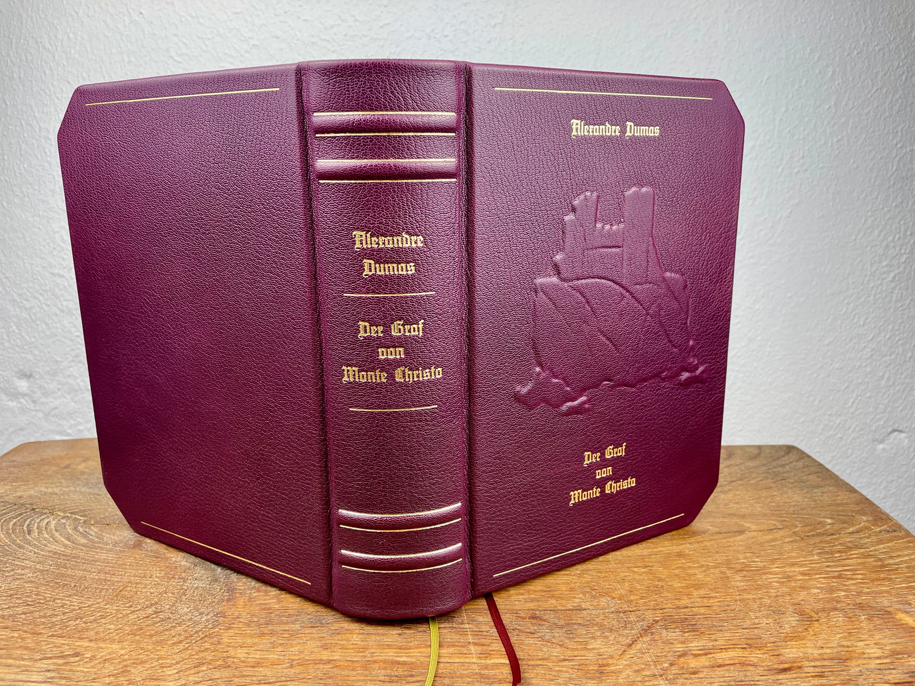 Handgeprägter Buchrücken von Der Graf von Monte Christo mit vier erhabenen Bünden und goldener Frakturschrift