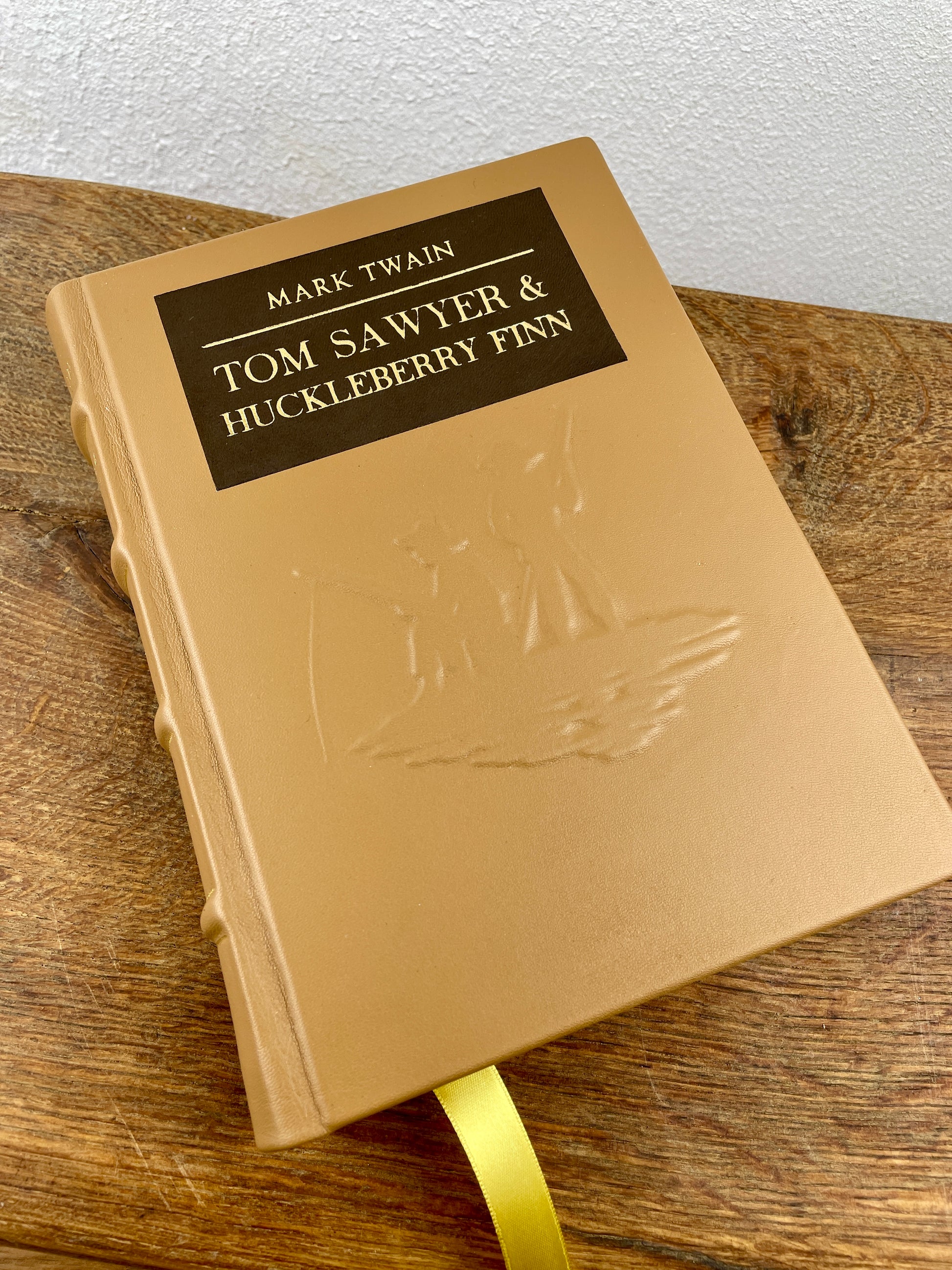 Detailaufnahme Lederrelief Tom Sawyer und Huck auf dem Floß