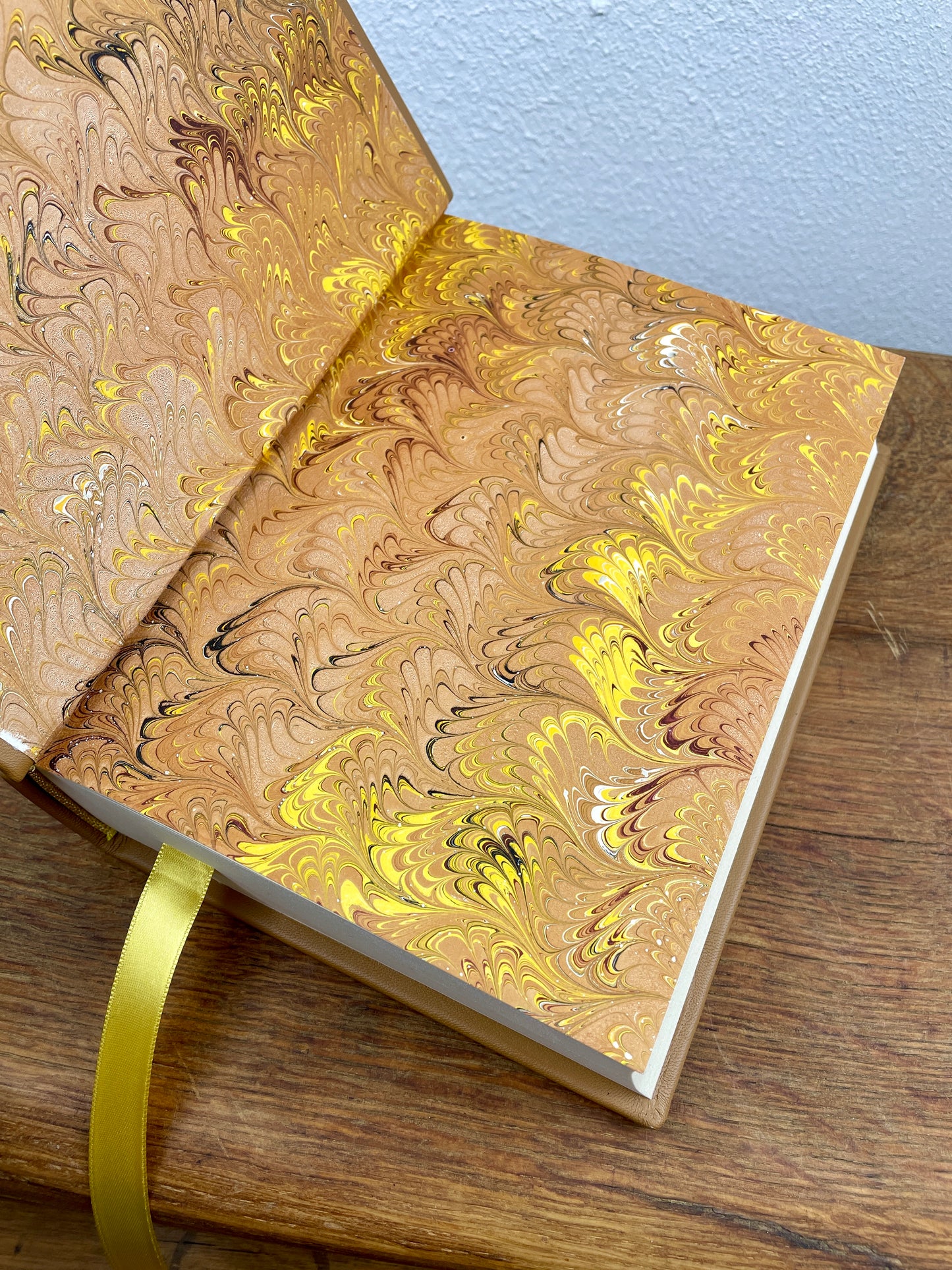 Handmarmorpapier als Vorsatz im Unikat-Lederbuch