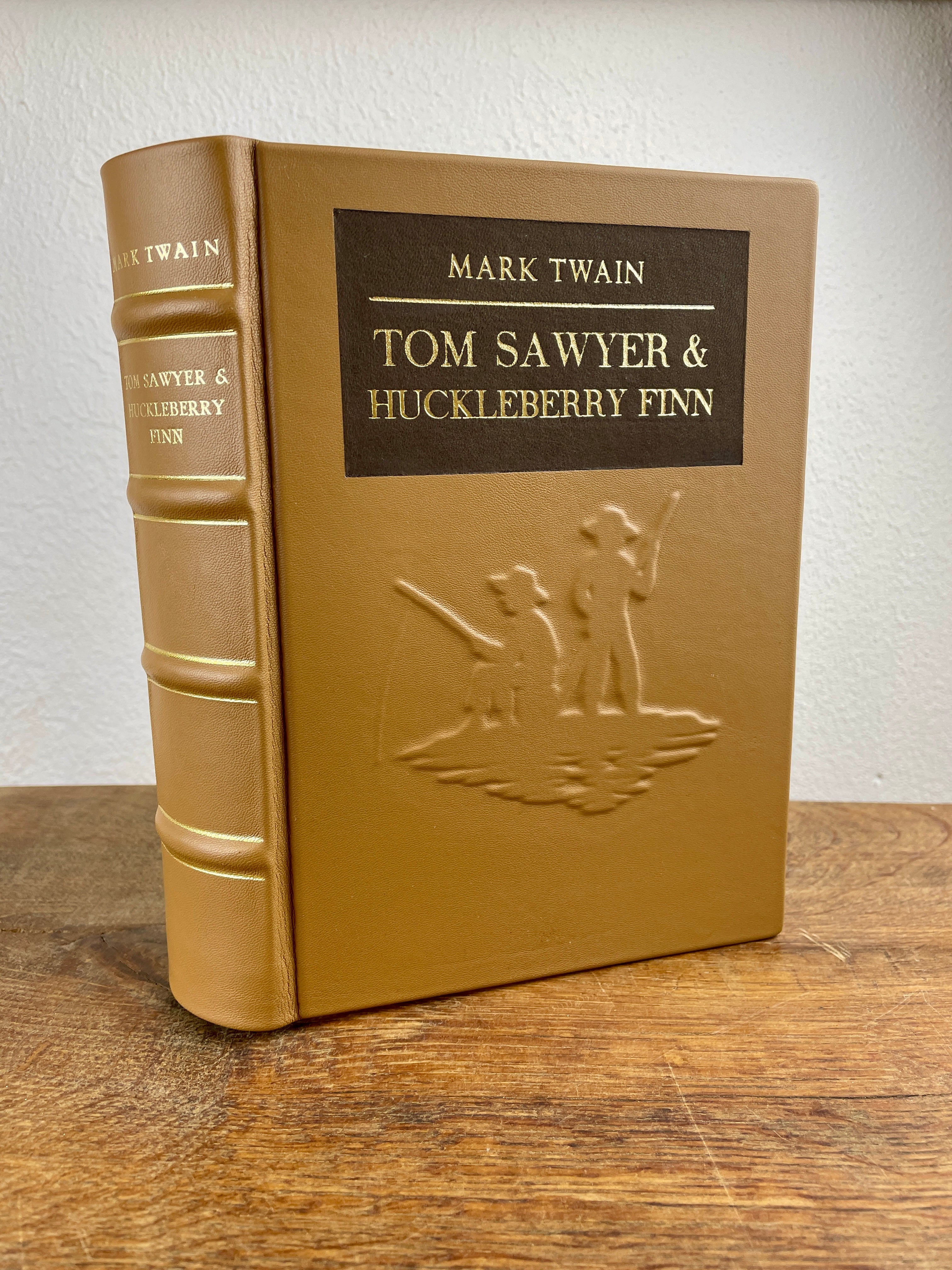Handgebundenes Lederbuch Mark Twain Tom Sawyer und Huckleberry Finn, Vorderseite mit Relief