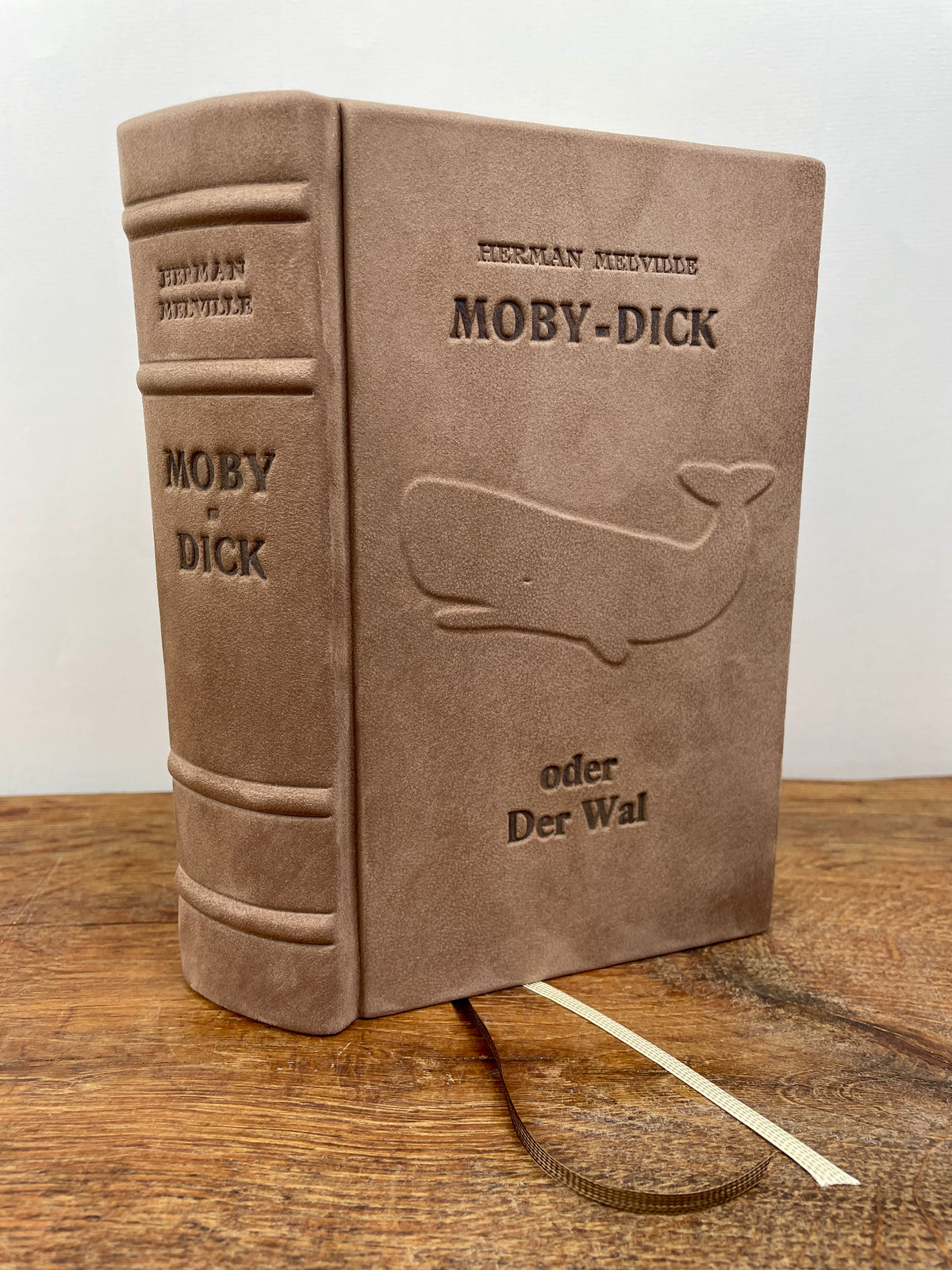 Vorderansicht von Moby-Dick Buchunikat in Nubukleder gebunden mit Blindprägungen und Wal Relief