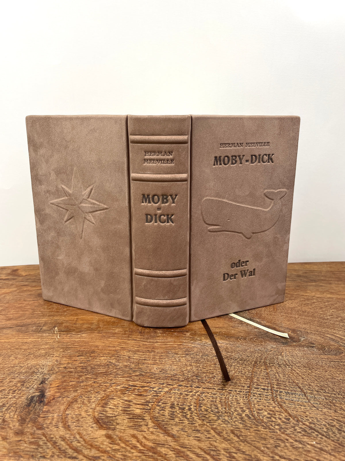 Einzigartiger Ledereinband von "Moby-Dick", handgefertigt mit Blindprägung und Unikatsnummer