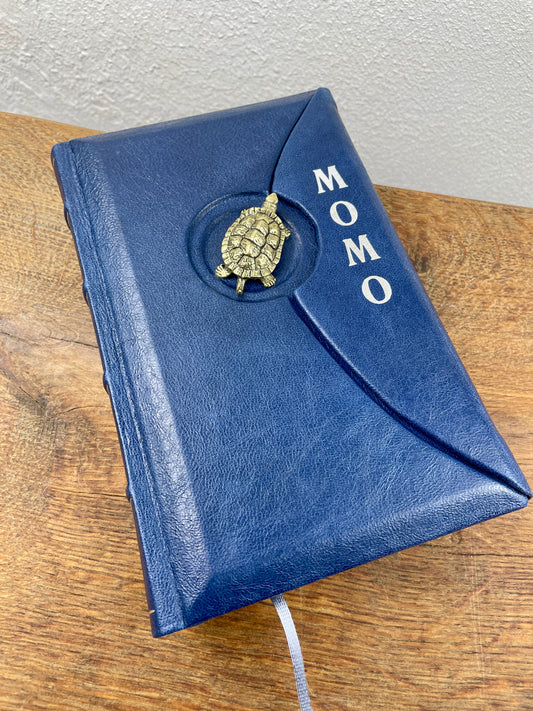Handgebundenes Lederbuch Momo mit magnetischer Klappe und Messingschildkröte Kassiopeia.
