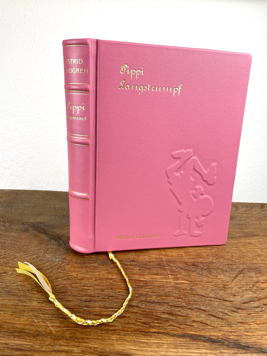 Handgebundene Pippi Langstrumpf Gesamtausgabe in altrosa Leder mit Relief und Goldprägung